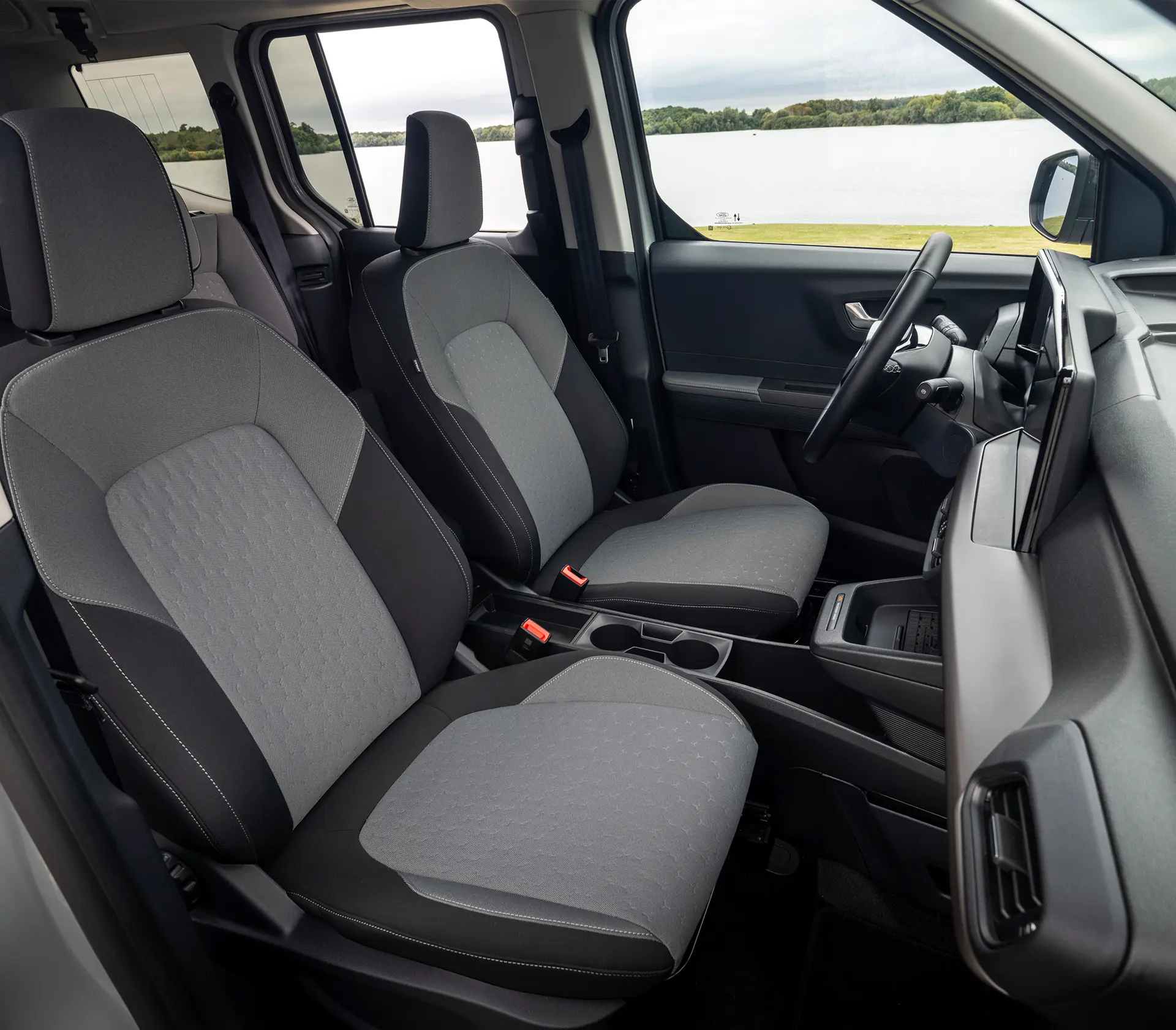 Fahrer- und Beifahrersitz des E-Tourneo-Courier