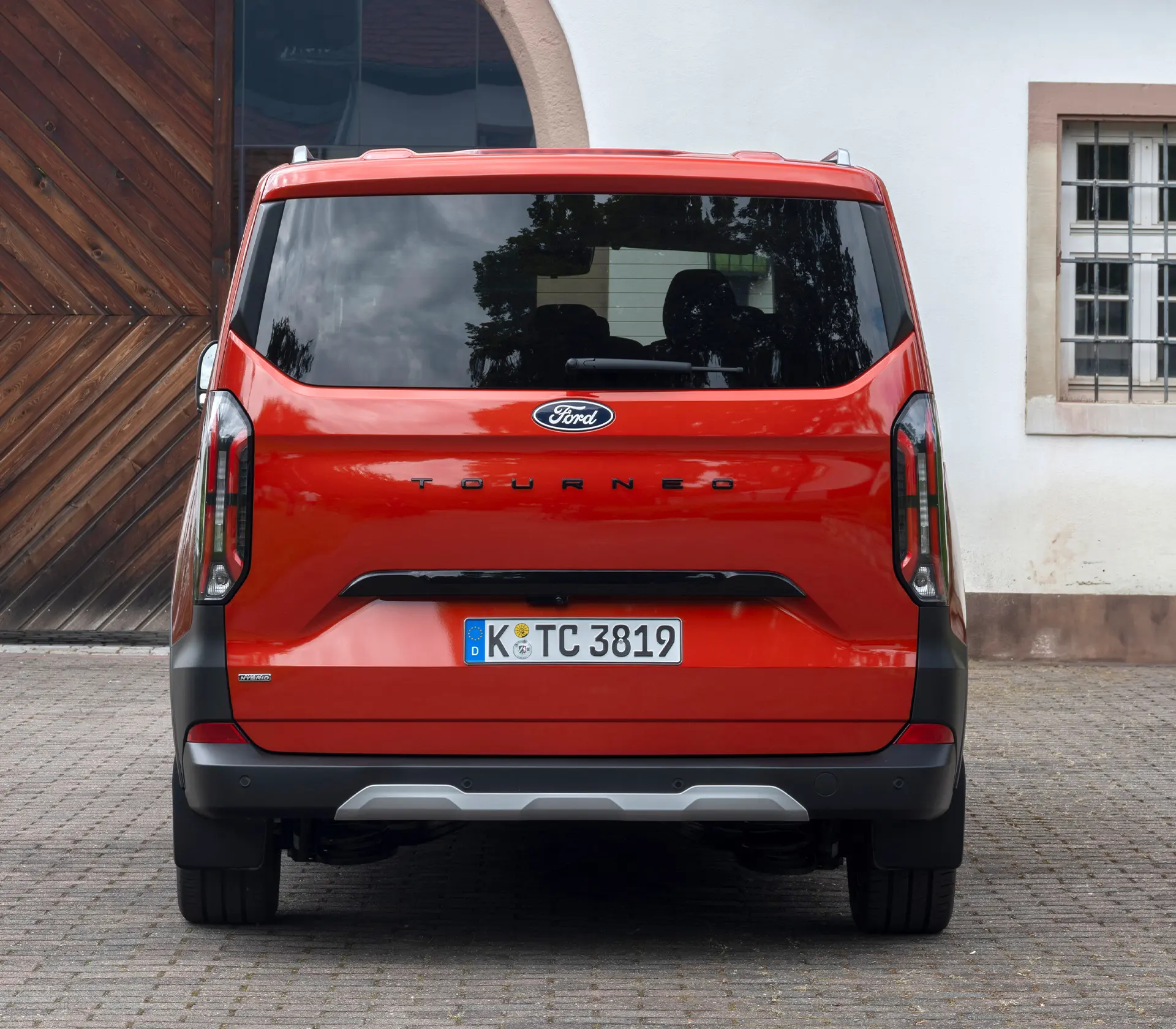 Heckansicht auf roten Ford Tourneo-Custom