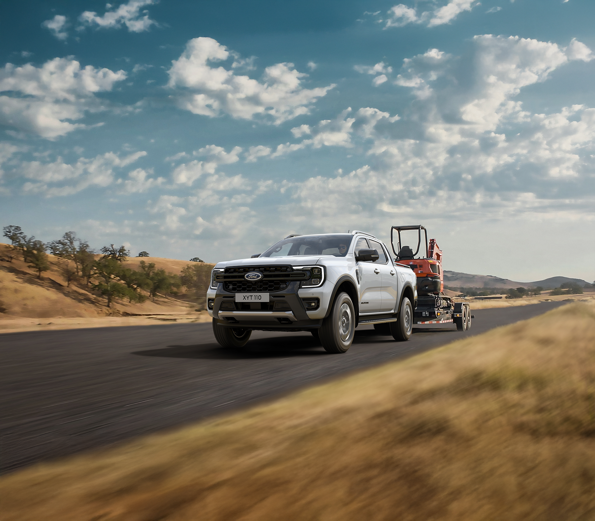 Ford Ranger transportiert kleinen Bagger