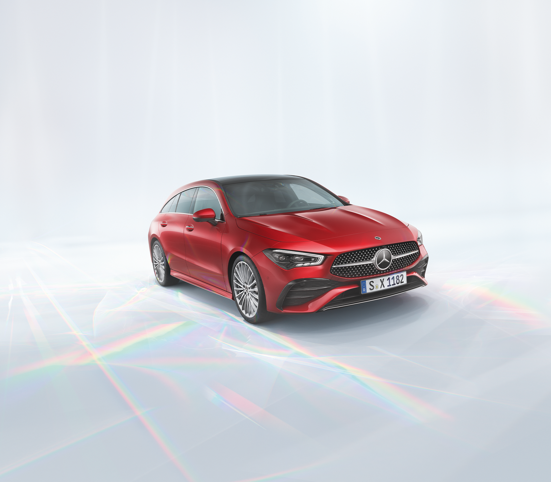 CLA Shootingbrake in Rot in einer Studioumgebung mit Lichtspiel.