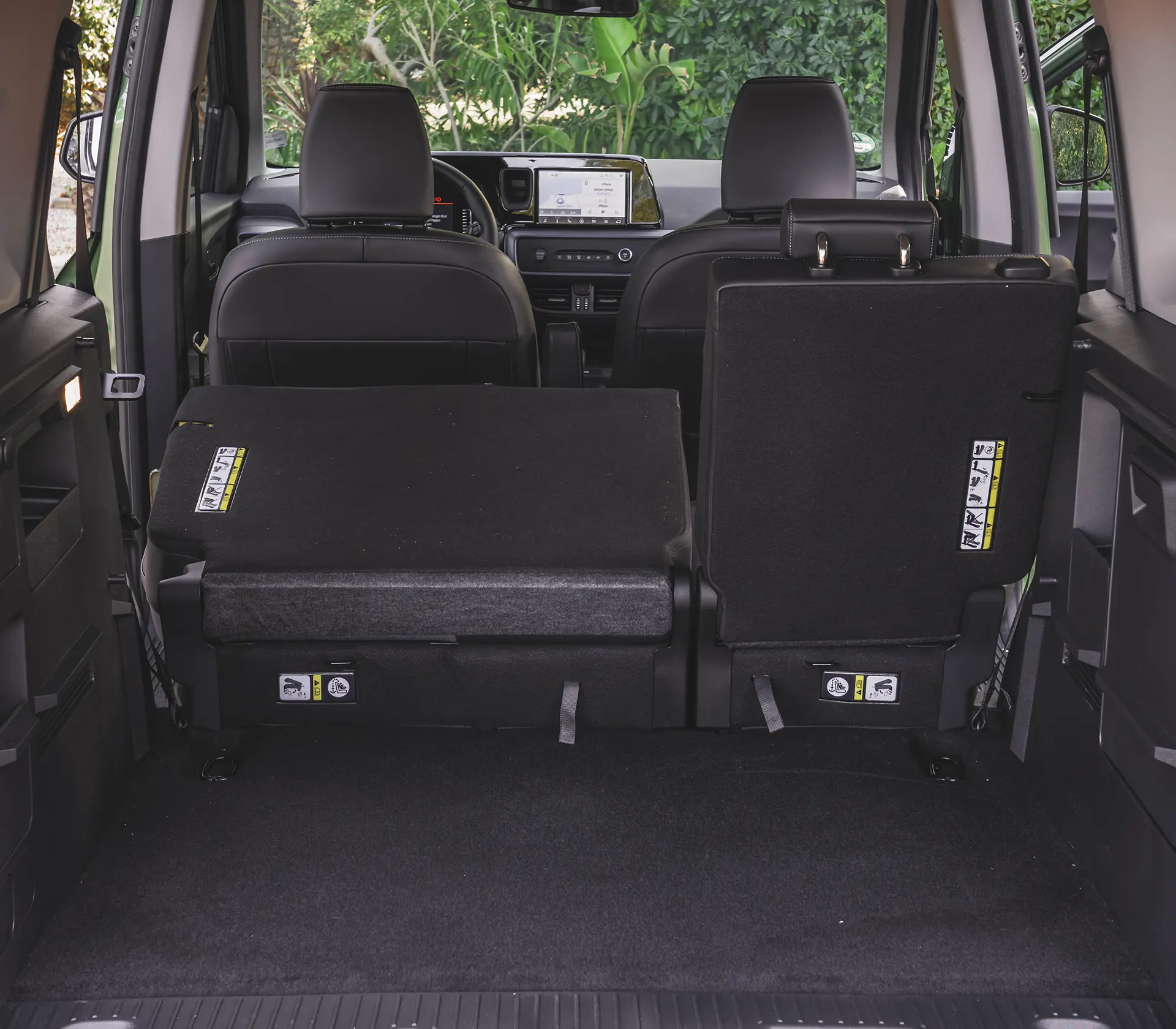 Die Ansicht durch den geöffneten Kofferraum mit umgeklappten Sitzen auf den Innenraum des Tourneo Courier
