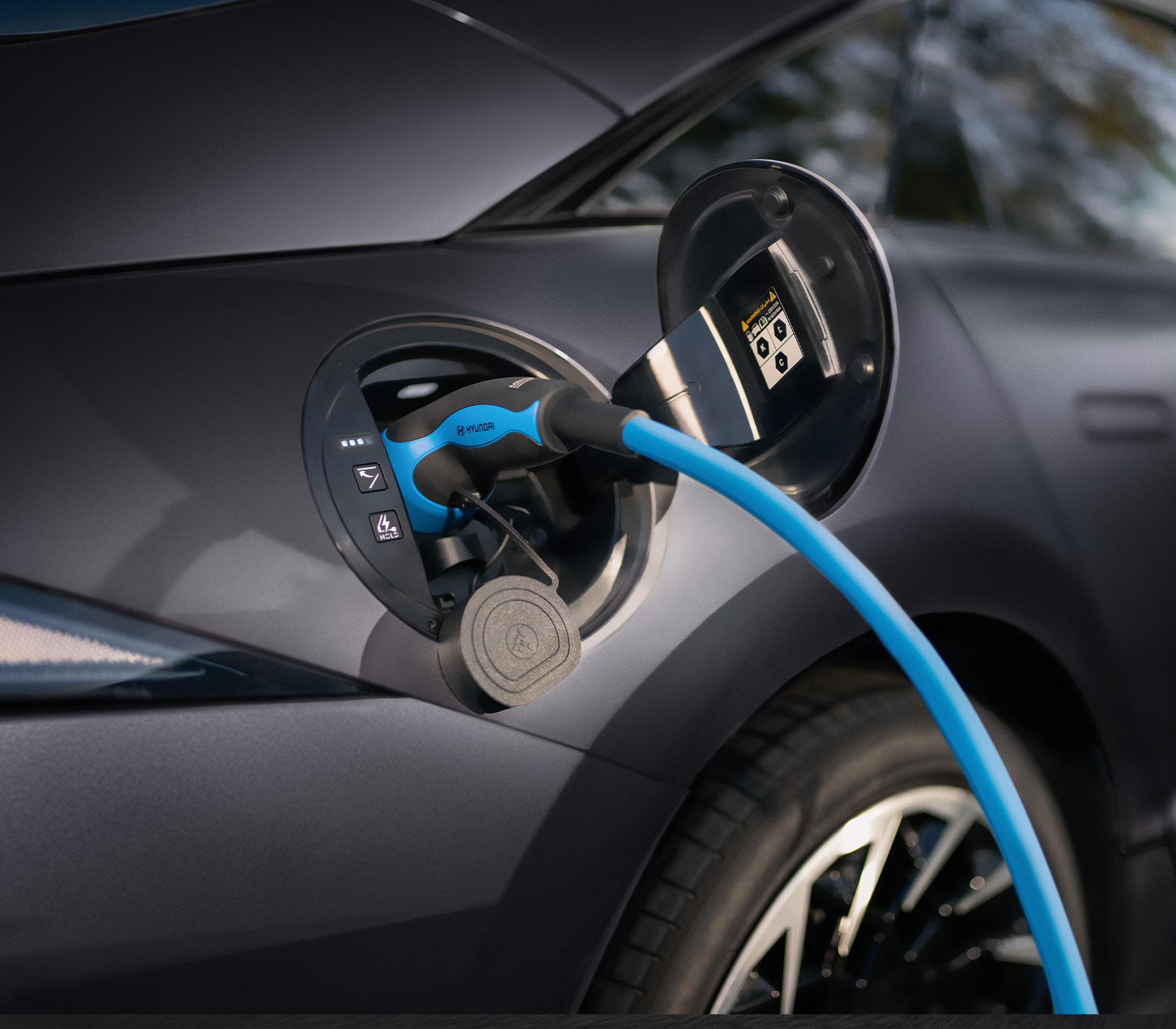 Hyundai SUV Kona elektro  beim Ladevorgang, Ladestation