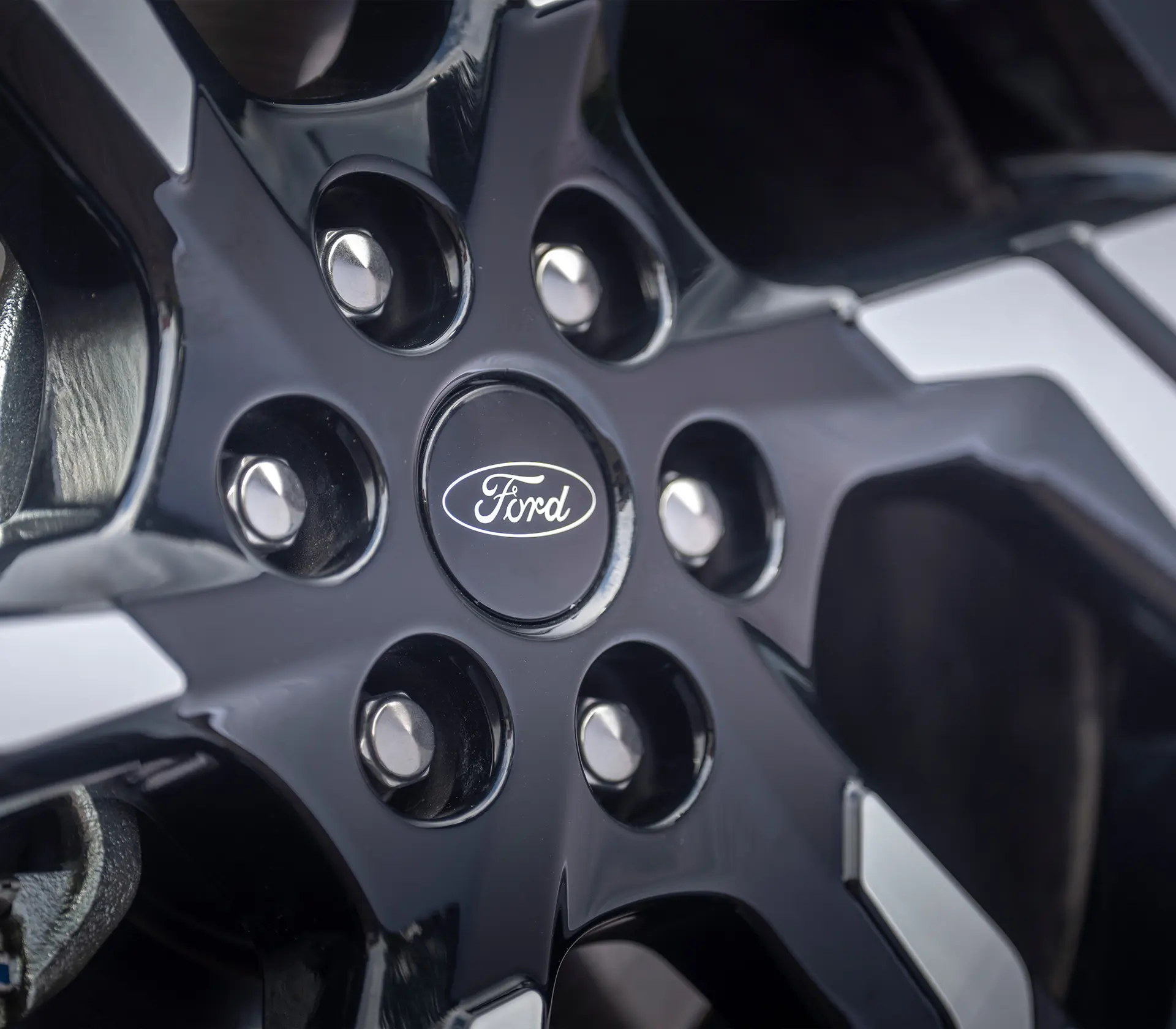 Nahaufnahme der Felge des Ford Tourneo-Custom