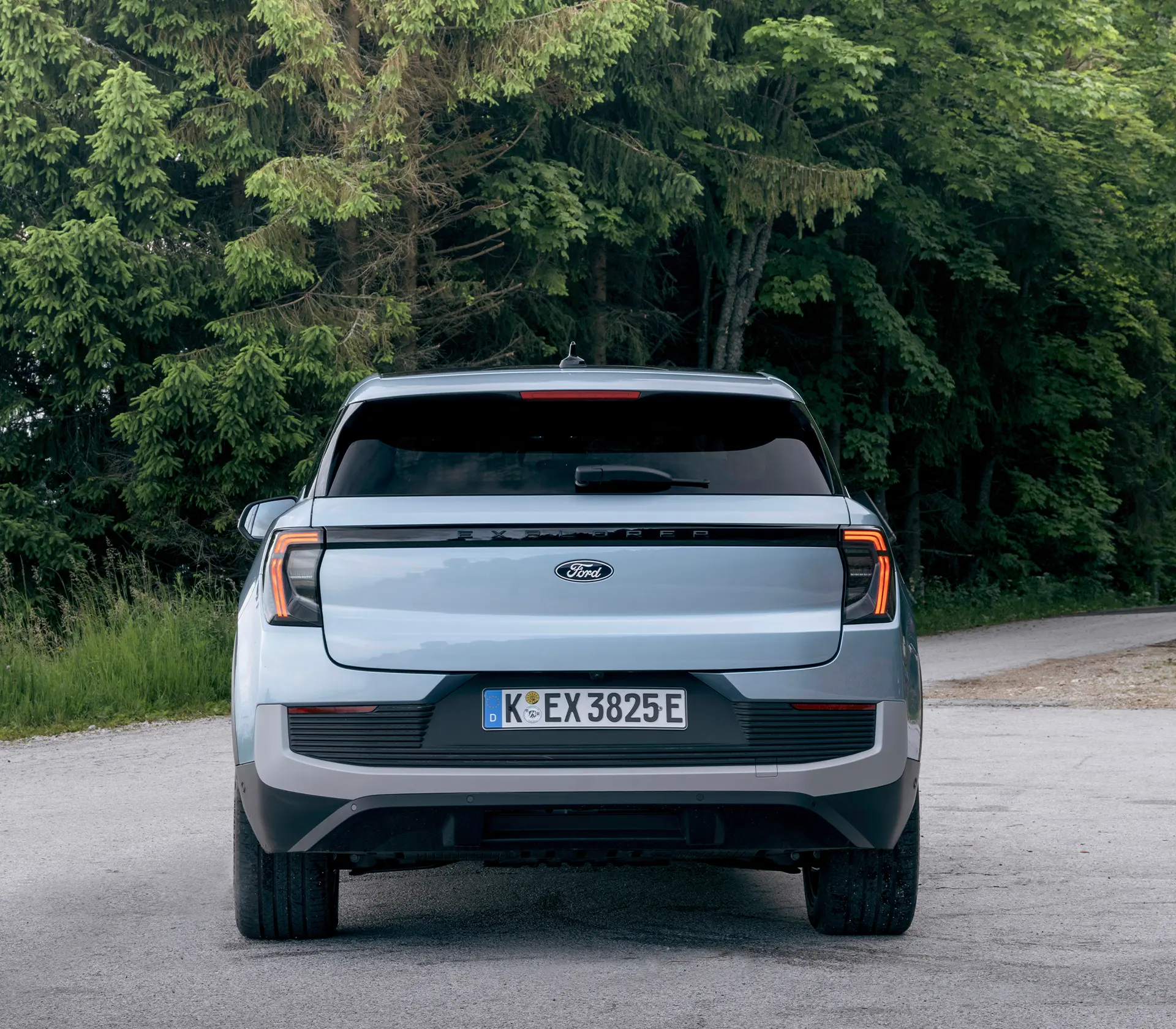 Heck eines hellblauen Ford Explorer