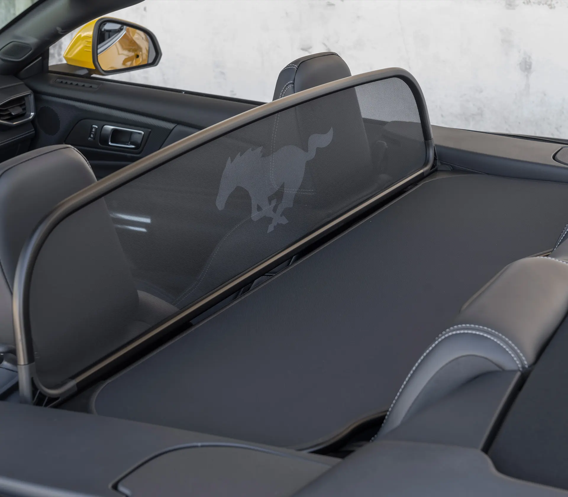 aufgestellter Windabweiser beim Ford Mustang