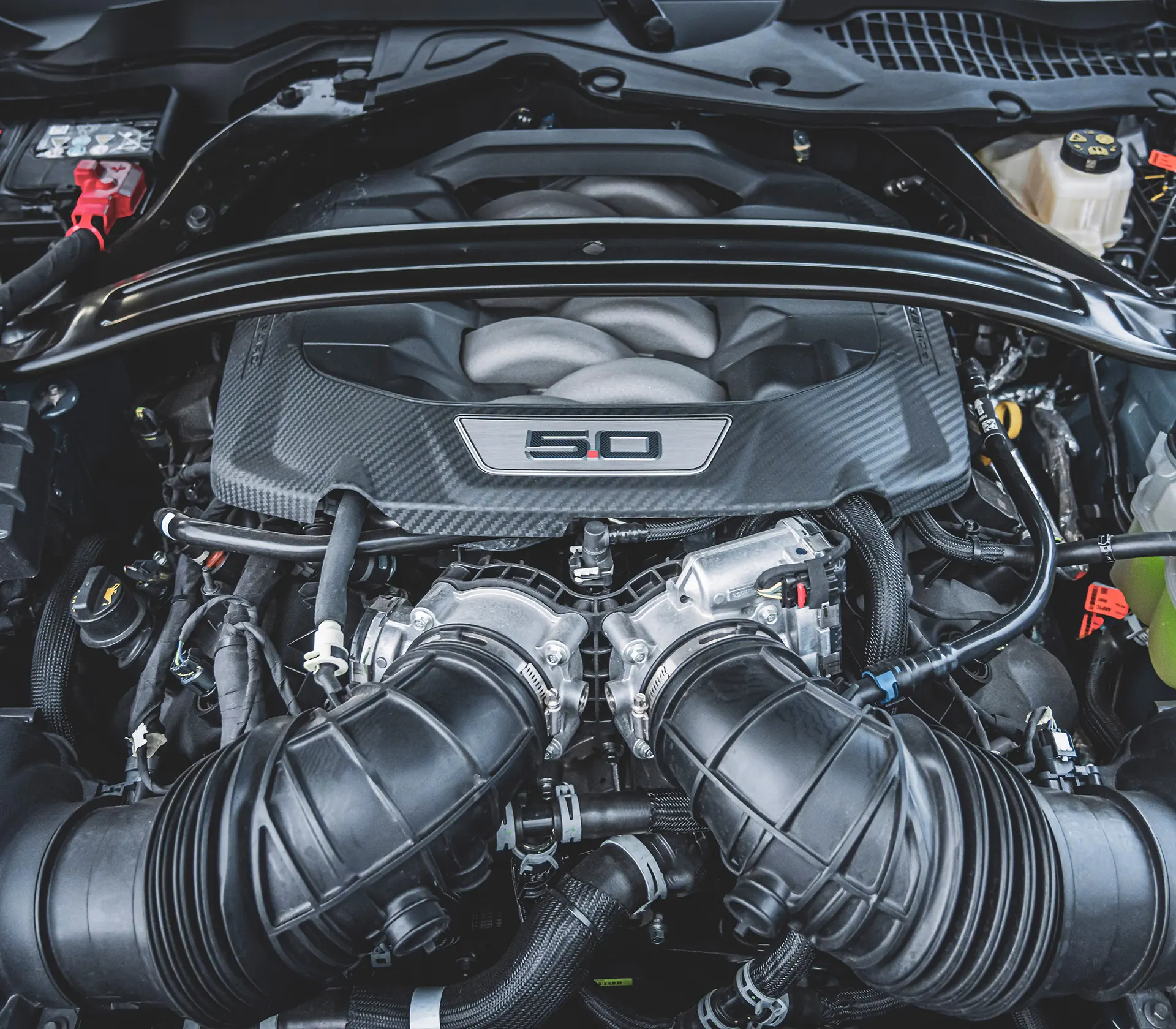 geöffnete Motorhaube des Ford Mustang