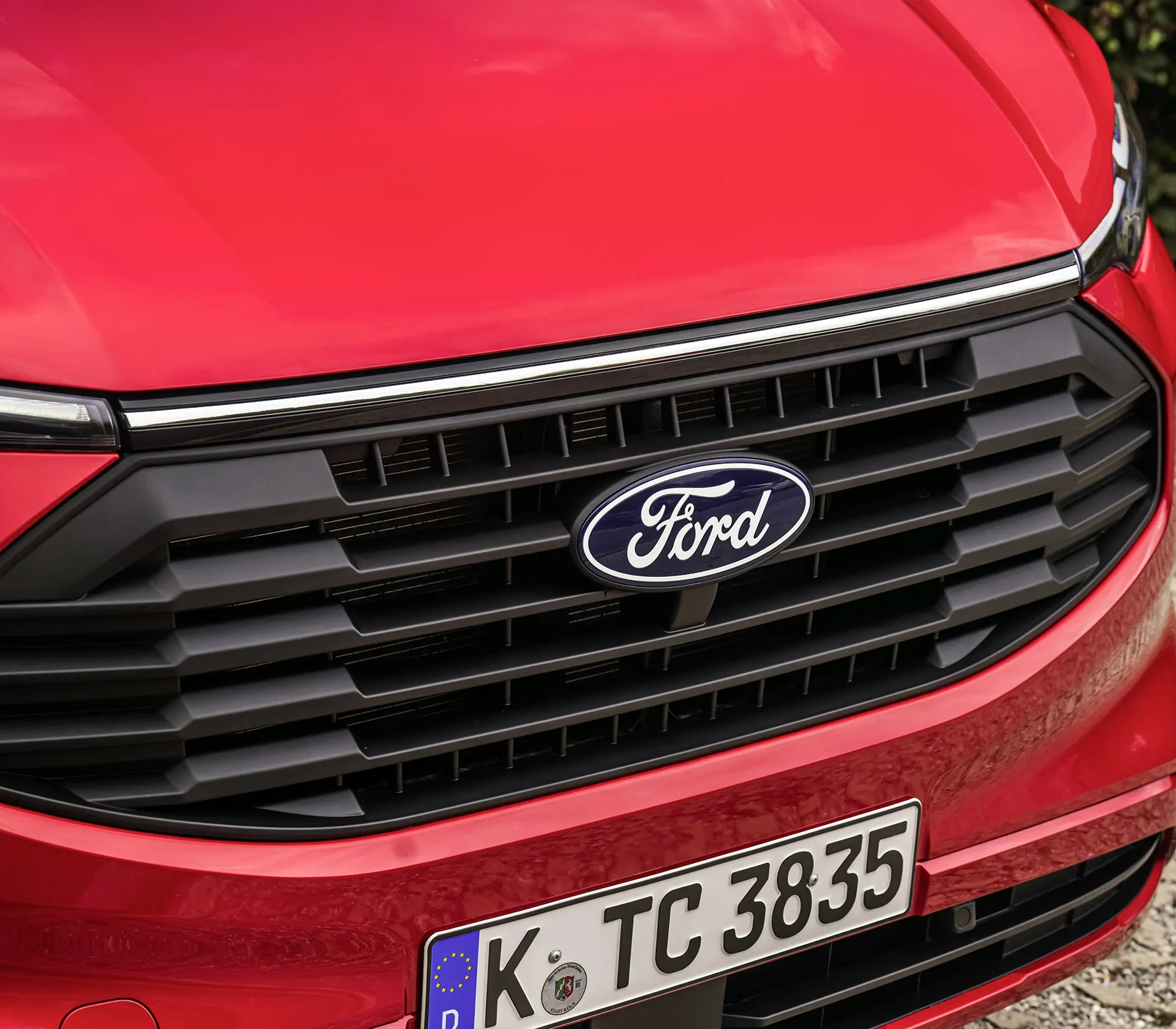 Kühlergrill vom roten Transit- Custom