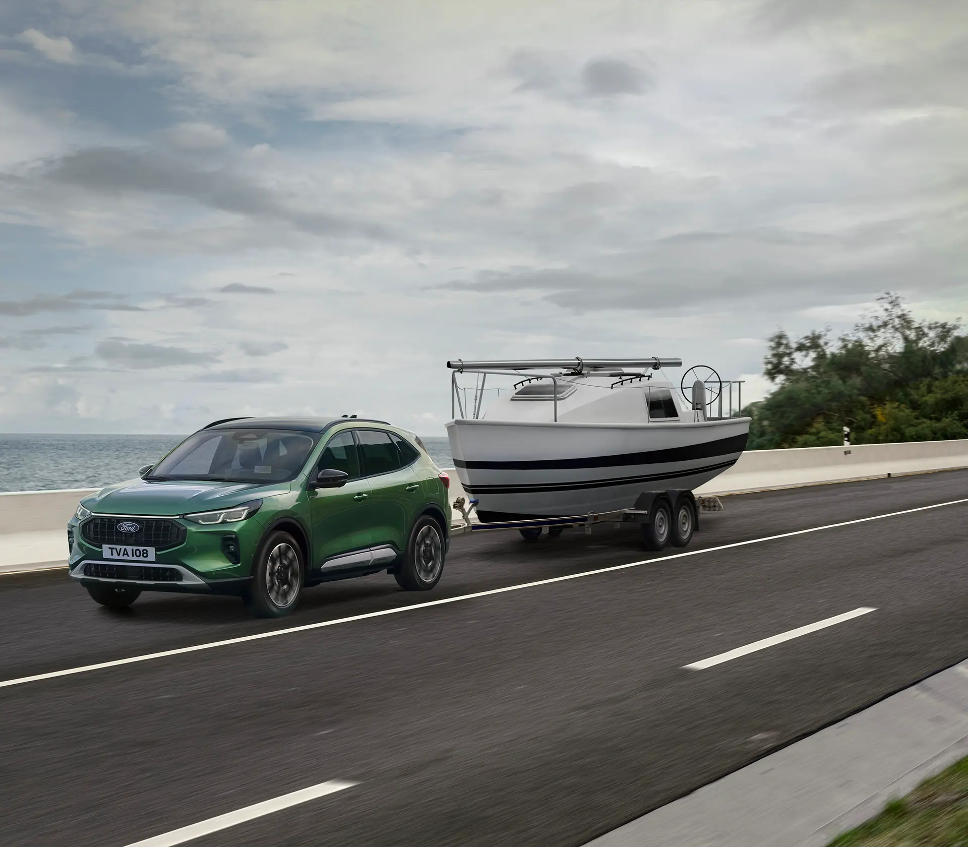 grüner Kuga fährt mit Boot als Anhänger