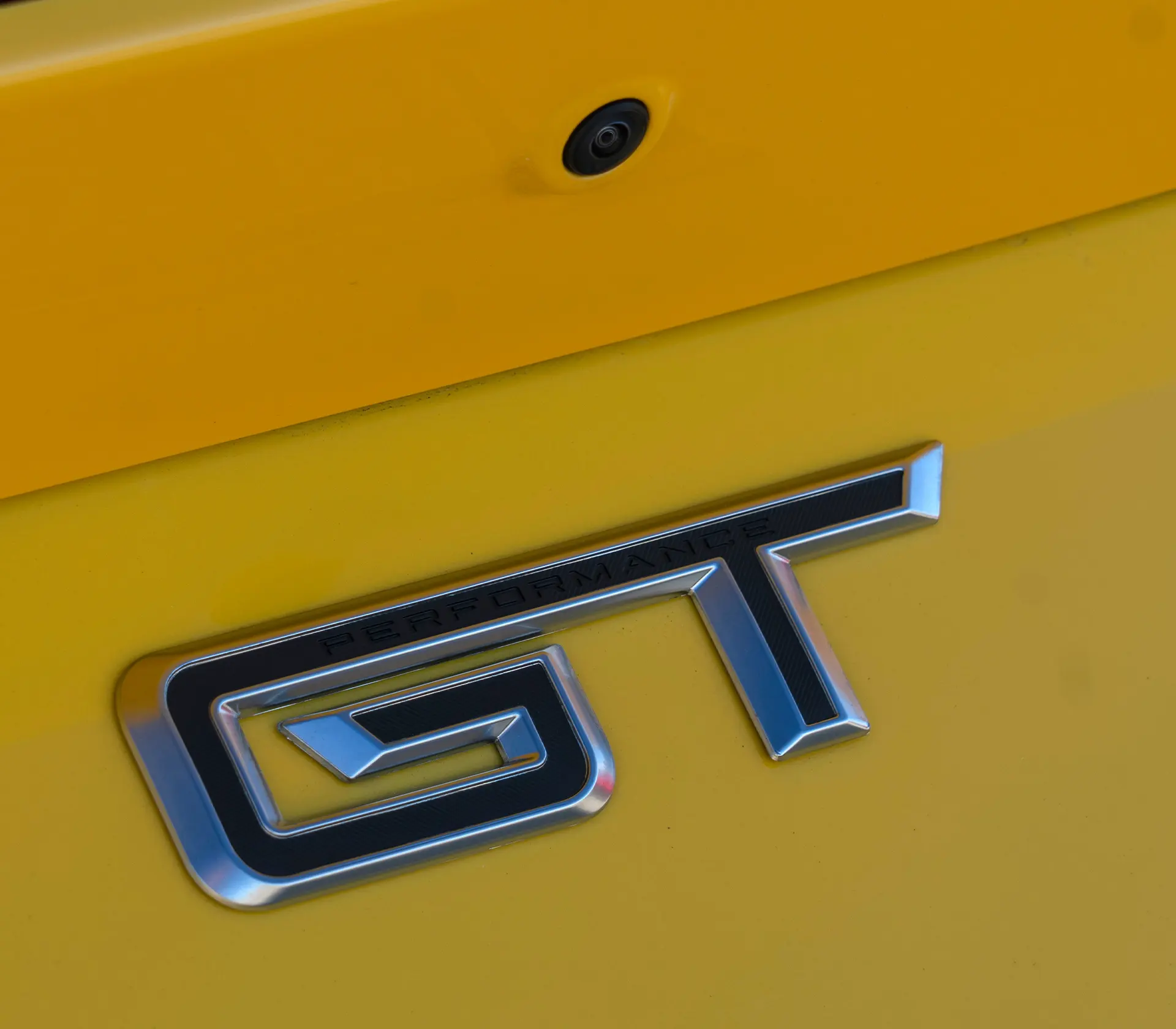 Detailaufnahme beim GT Logo bei einem  gelbem Mustang