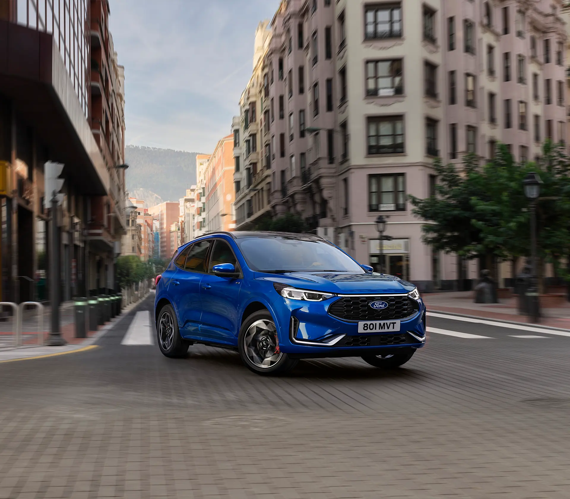 blauer Kuga in der Innenstadt