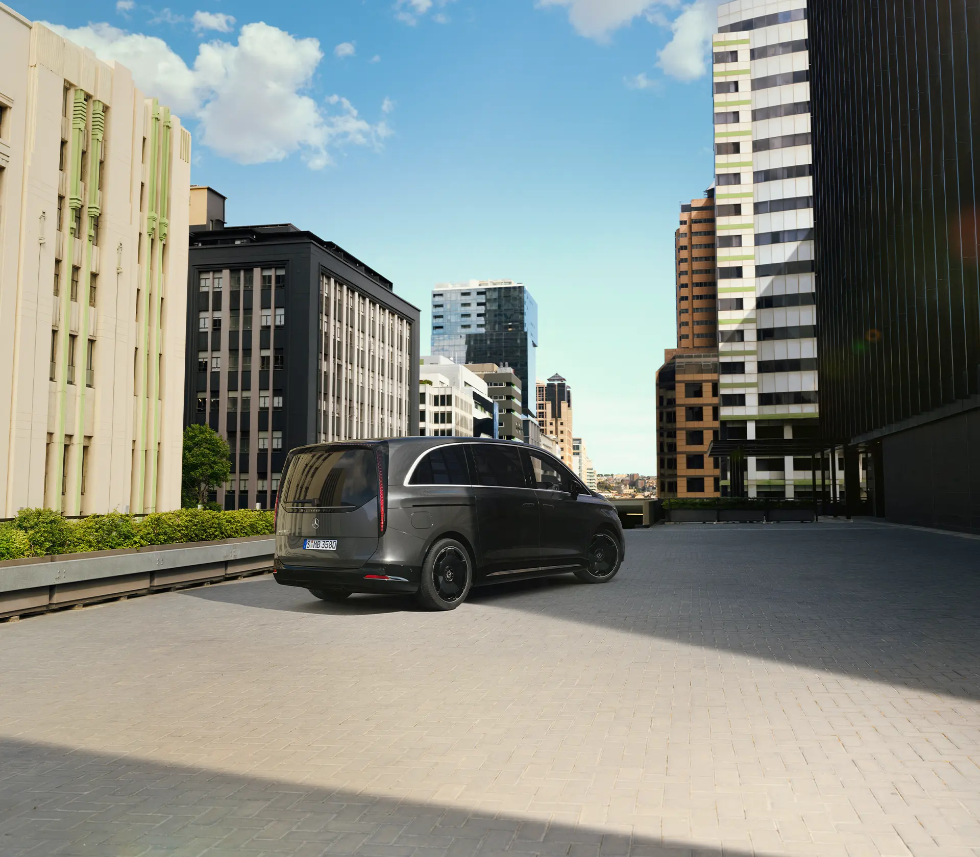 die Heckansicht auf den neuen VLE, welcher zwischen Gebäuden steht