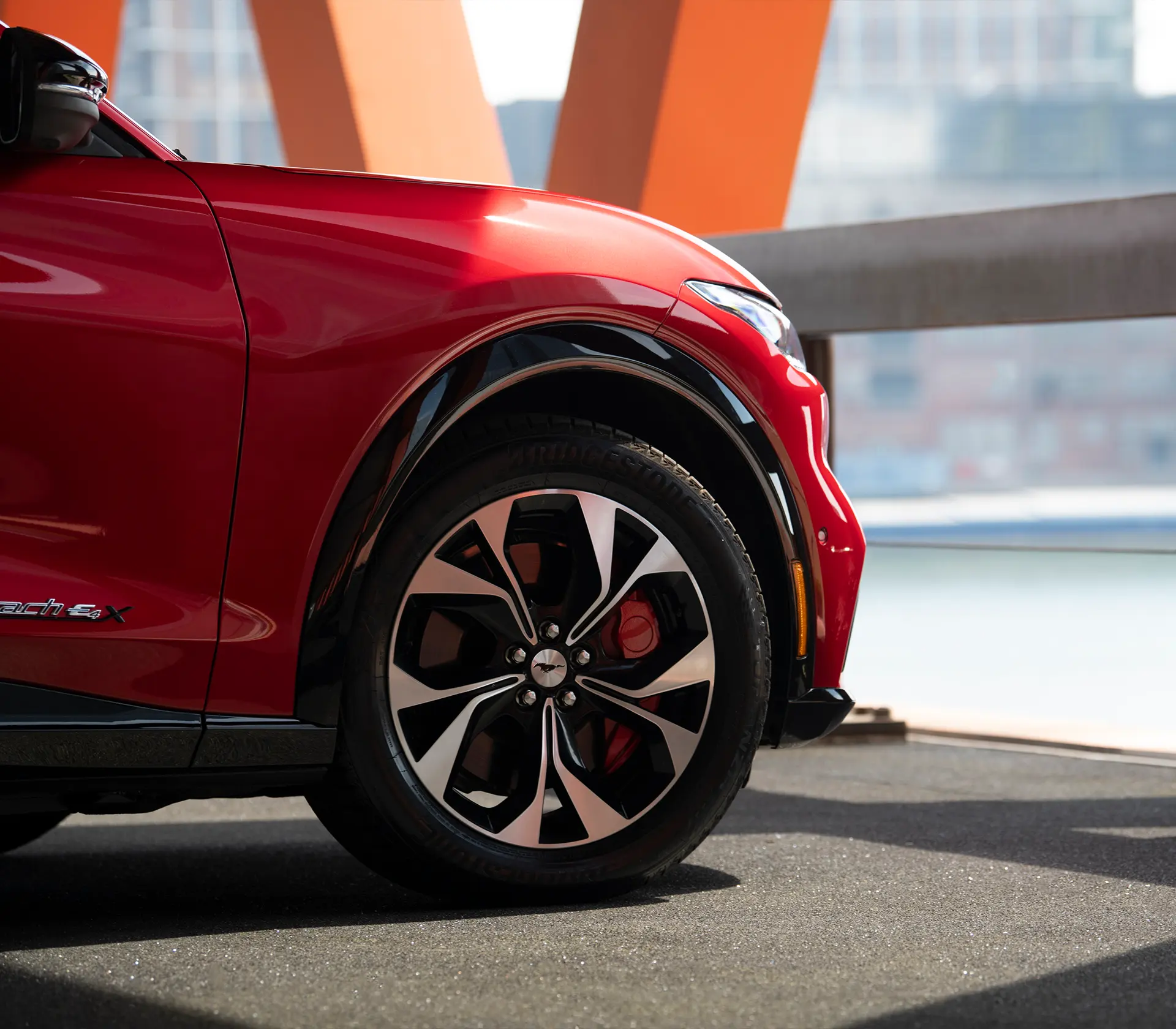 Reifen/rad eines roten Mustang Mach-E