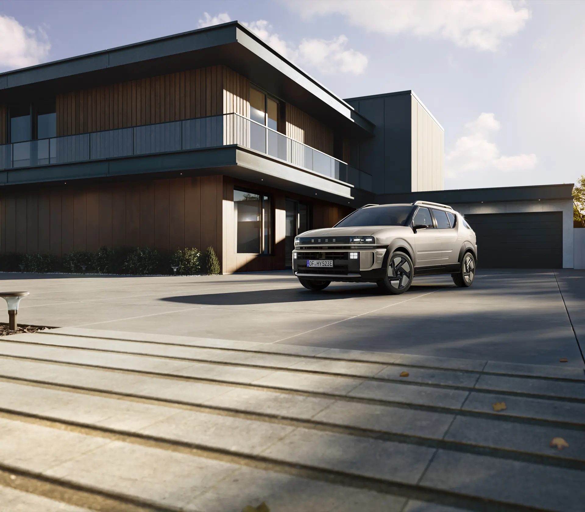 der Nexo steht in der einfahrt vor einem Haus und einer Garage