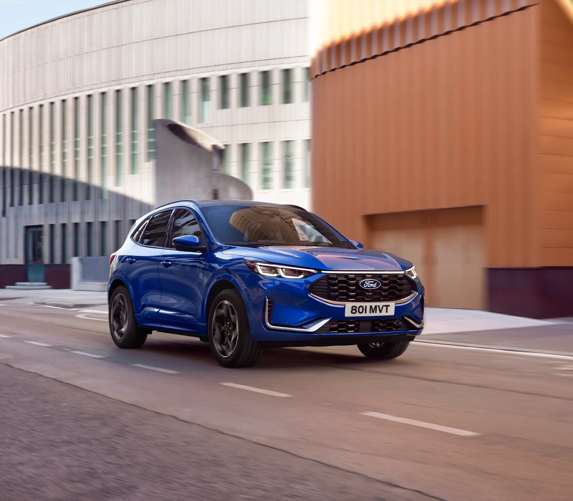 blauer Kuga fährt in der Innenstadt