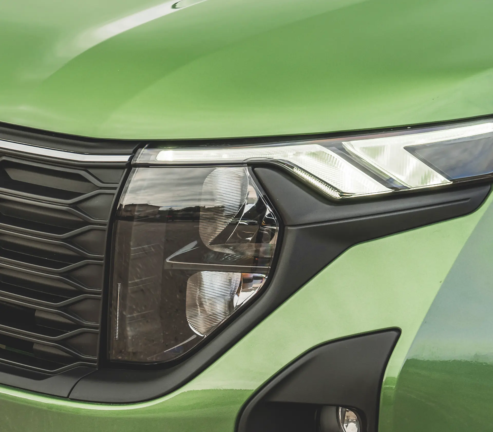 eine Nahaufnahme auf die Scheinwerfer des Tourneo Courier