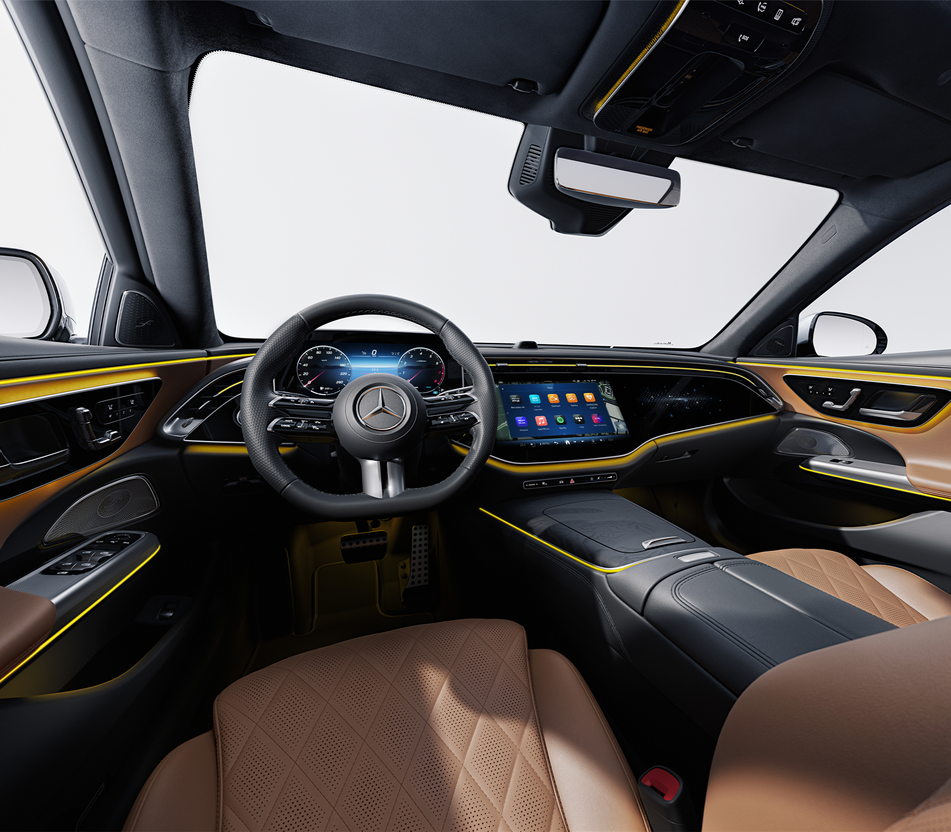Mercedes-Benz E-Klasse T-Modell in Studioumgebung Innenraum mit gelben Akzenten, braunen Ledersitzen, man sieht das Lenkrad und den Bildschirm