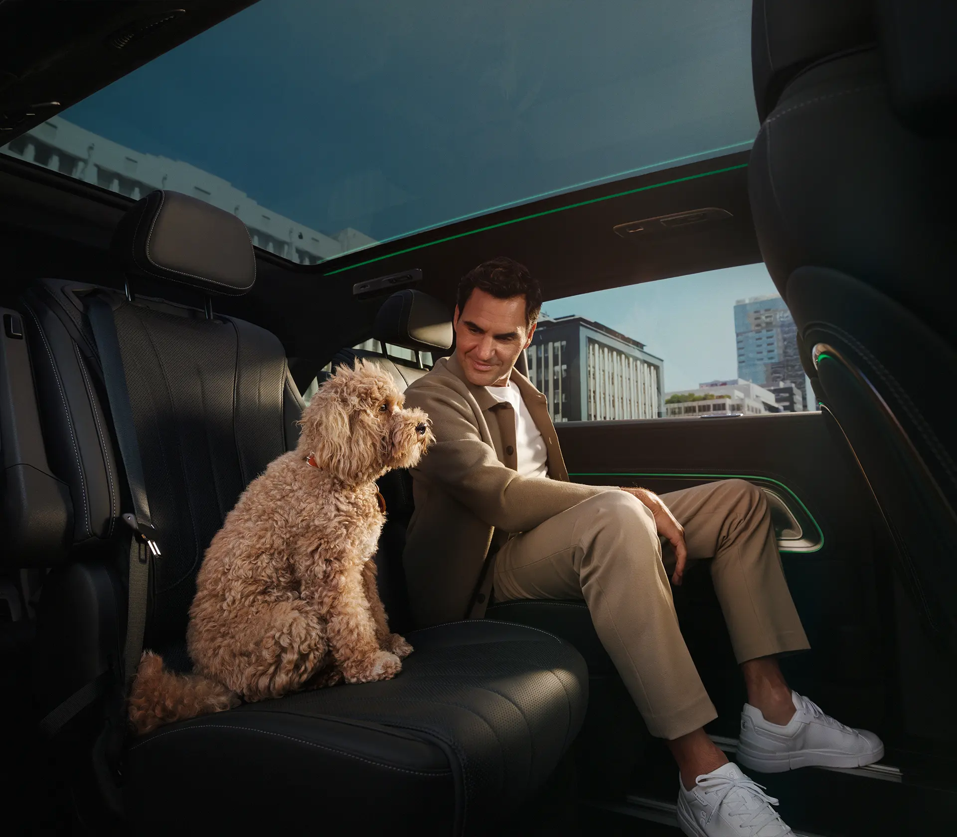 Hund und Mann sitzen hinten im VLE