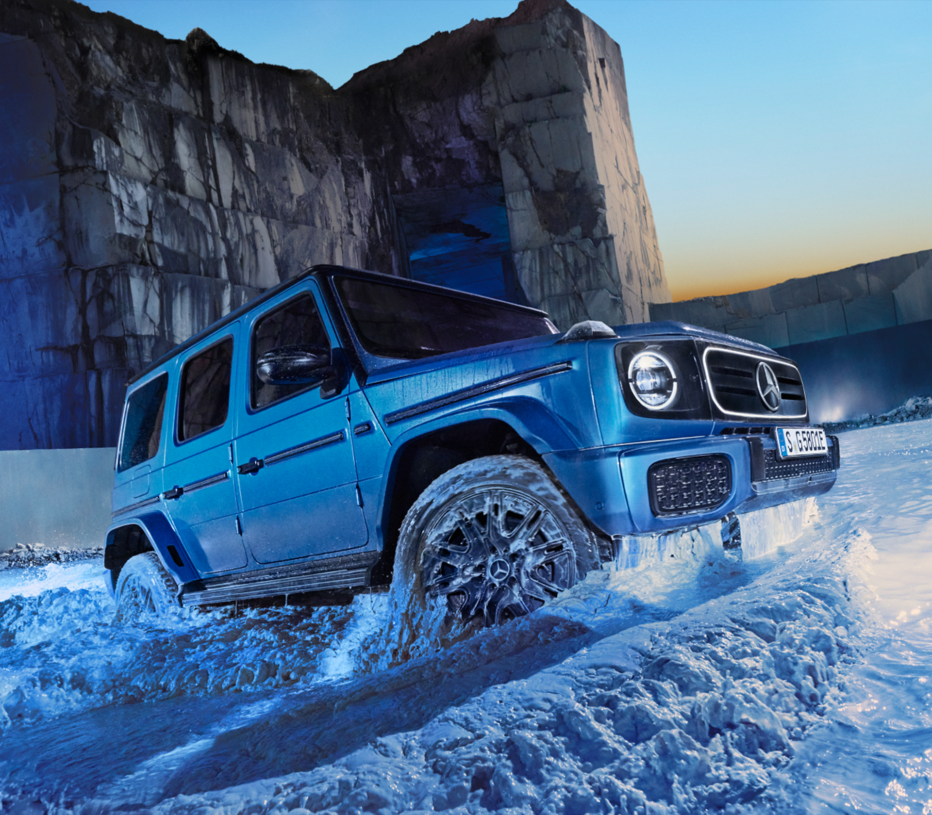 Mercedes-Benz G-Klasse elektrisch in blau fährt durch Wasser