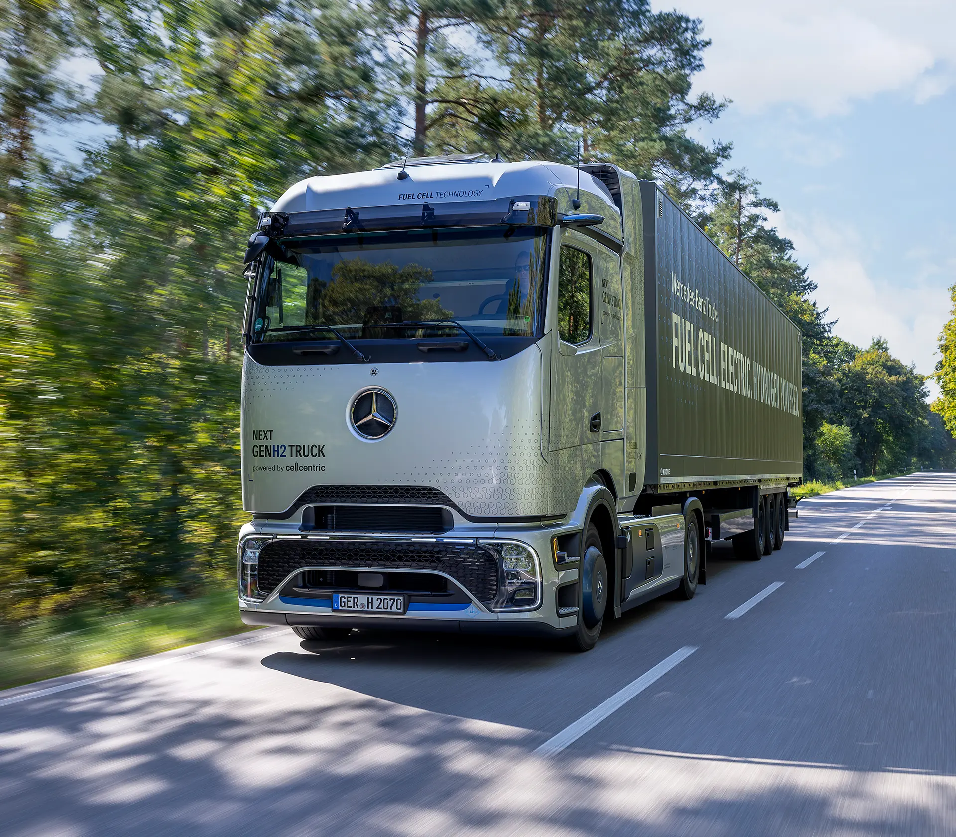 die Frontansicht auf den NextGenH2 Truck, welcher auf der Autobahn fährt
