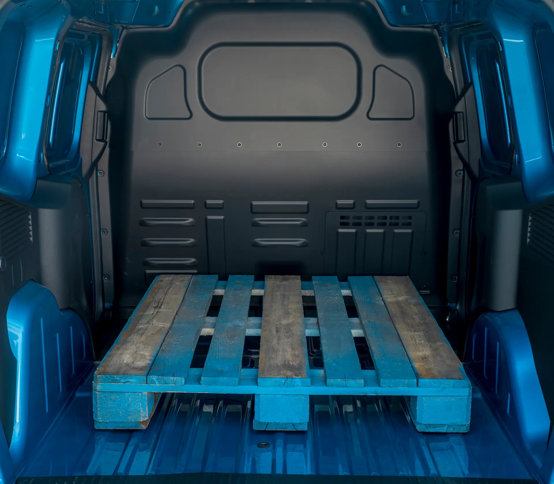 Palette im Laderaum des E-Transit-Courier