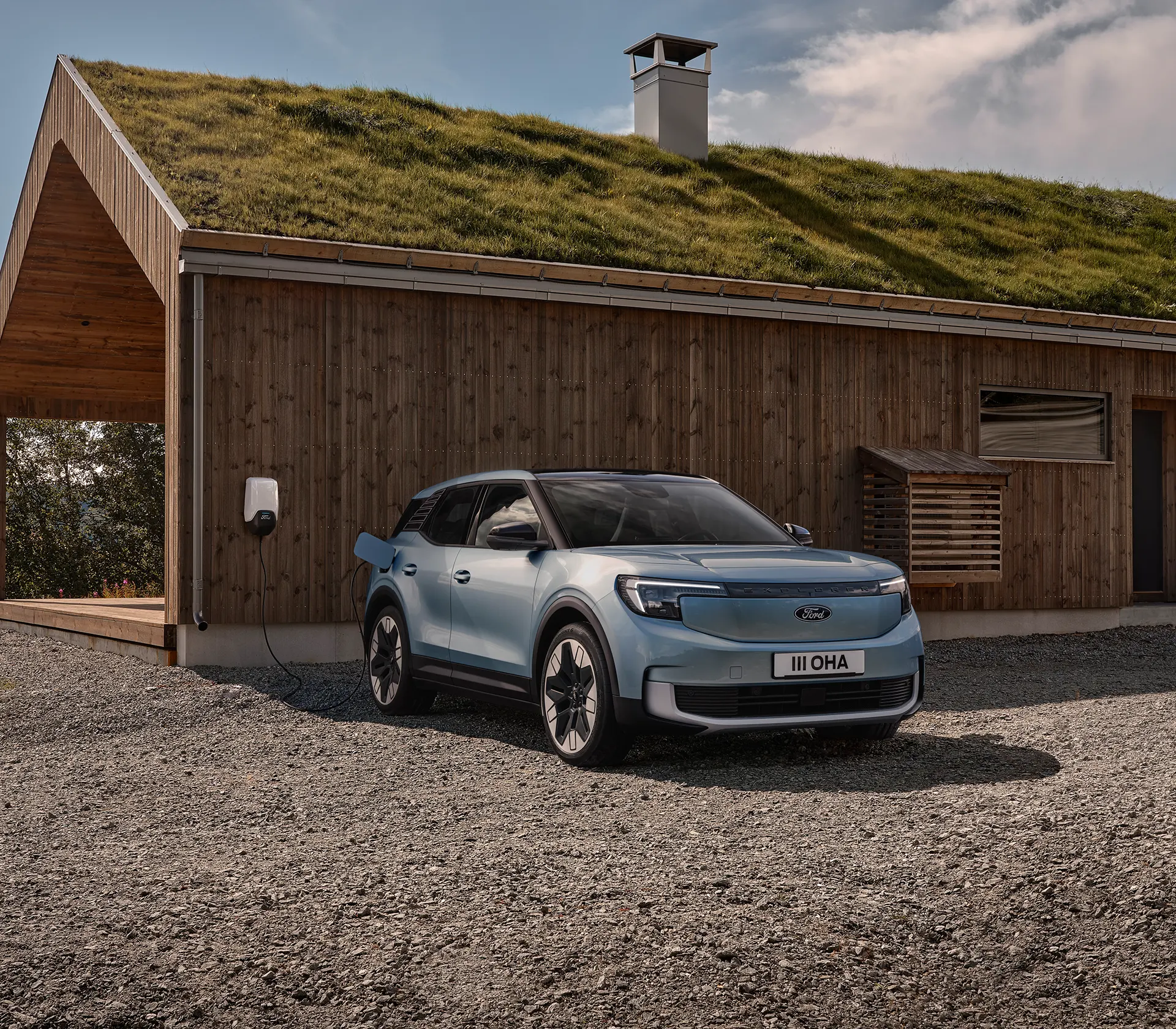 Hellblauer Explorer Läd an einer Wallbox