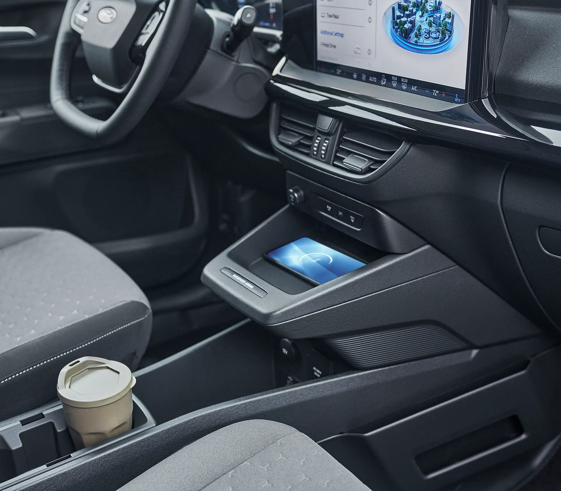 Getränkehalter und wireless Charging im Innenraum des E-Transit Courier