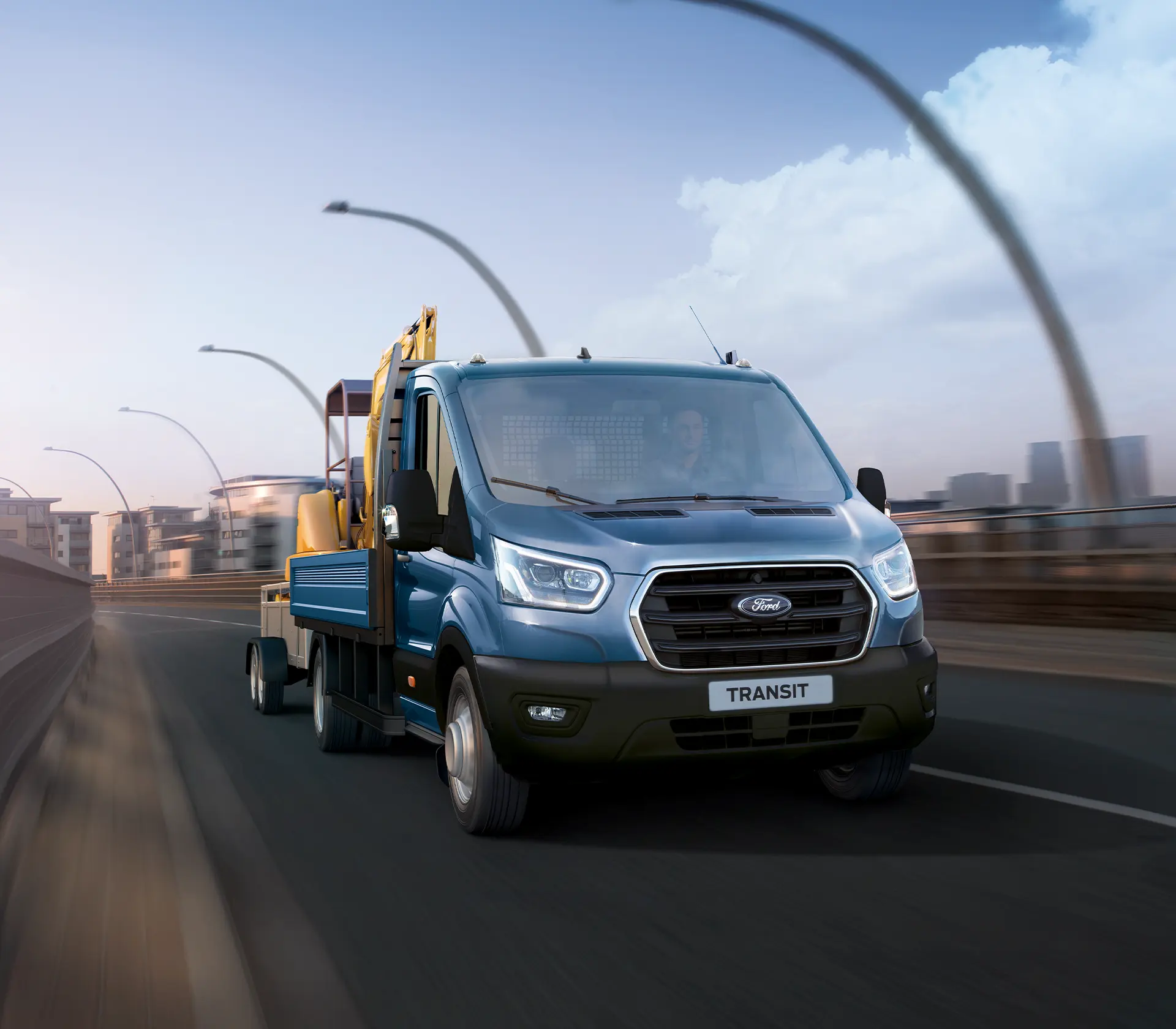 blauer Transit mit Fahrgestell fährt auf der Straße
