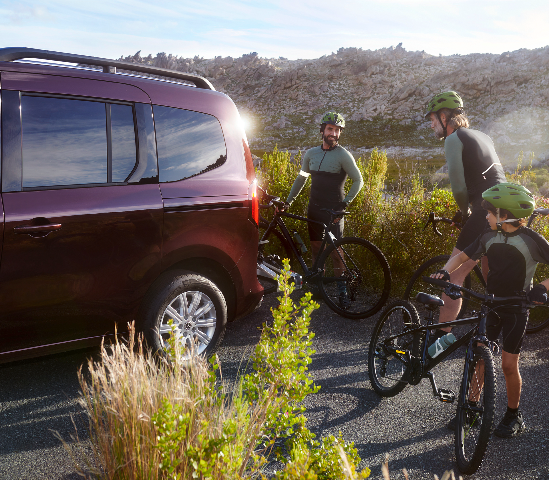Mercedes-Benz T-Klasse Seitenansicht Kofferraum, Eine Familie ist mit dem Rad unterwegs