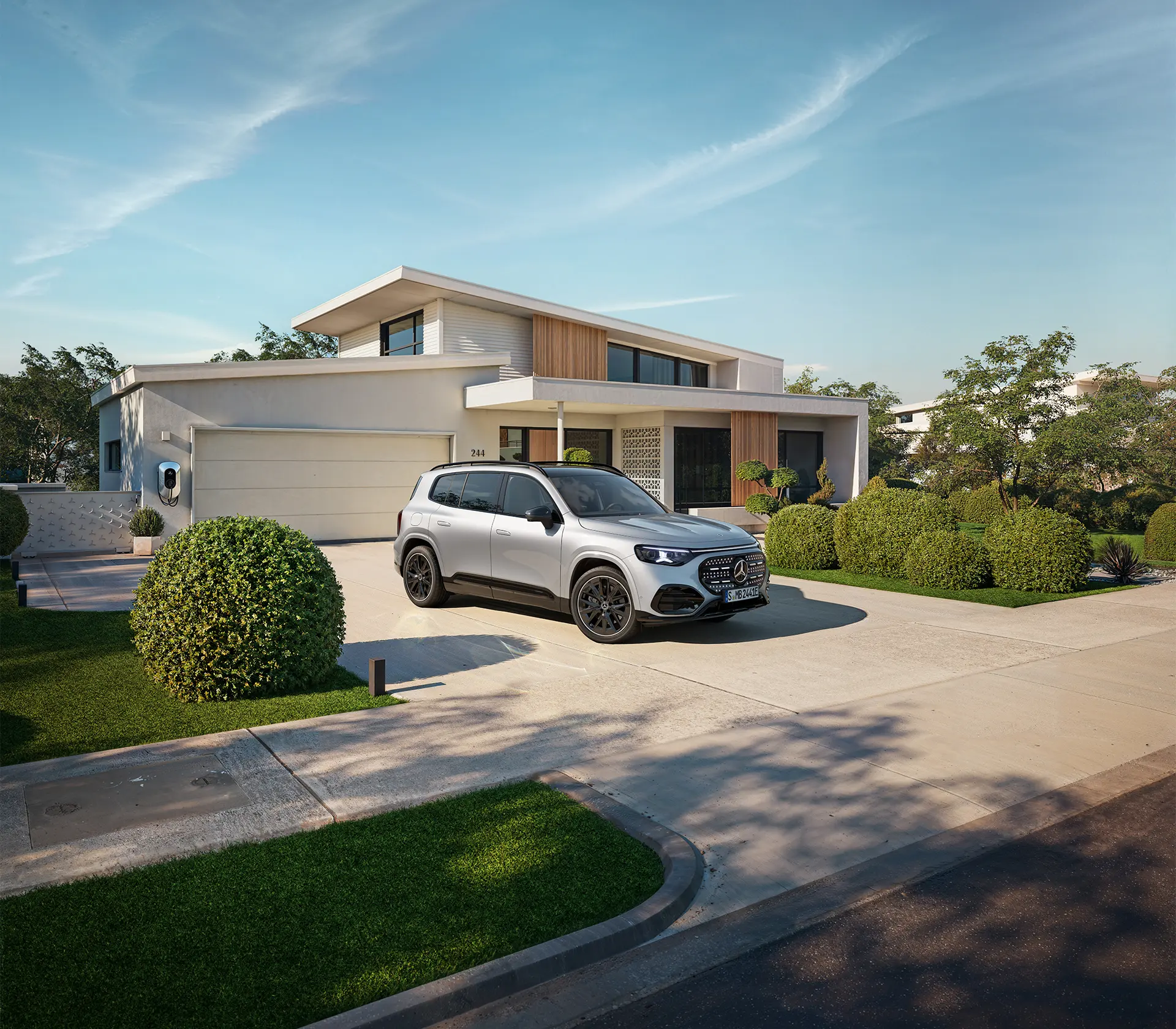 GLB vor einem Haus in der Einfahrt