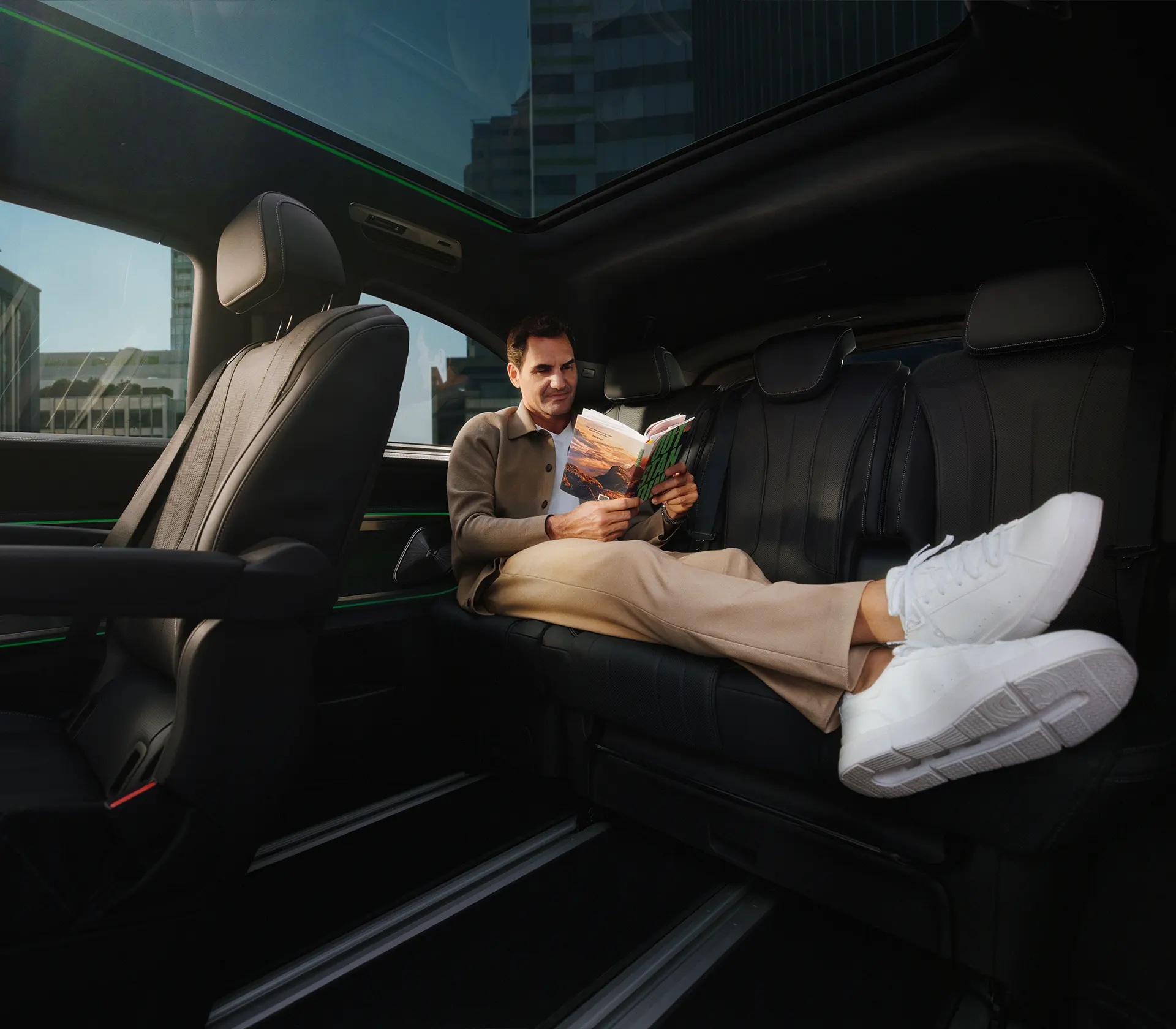 Mann sitzt hinten im neuen VLE und liest ein Buch