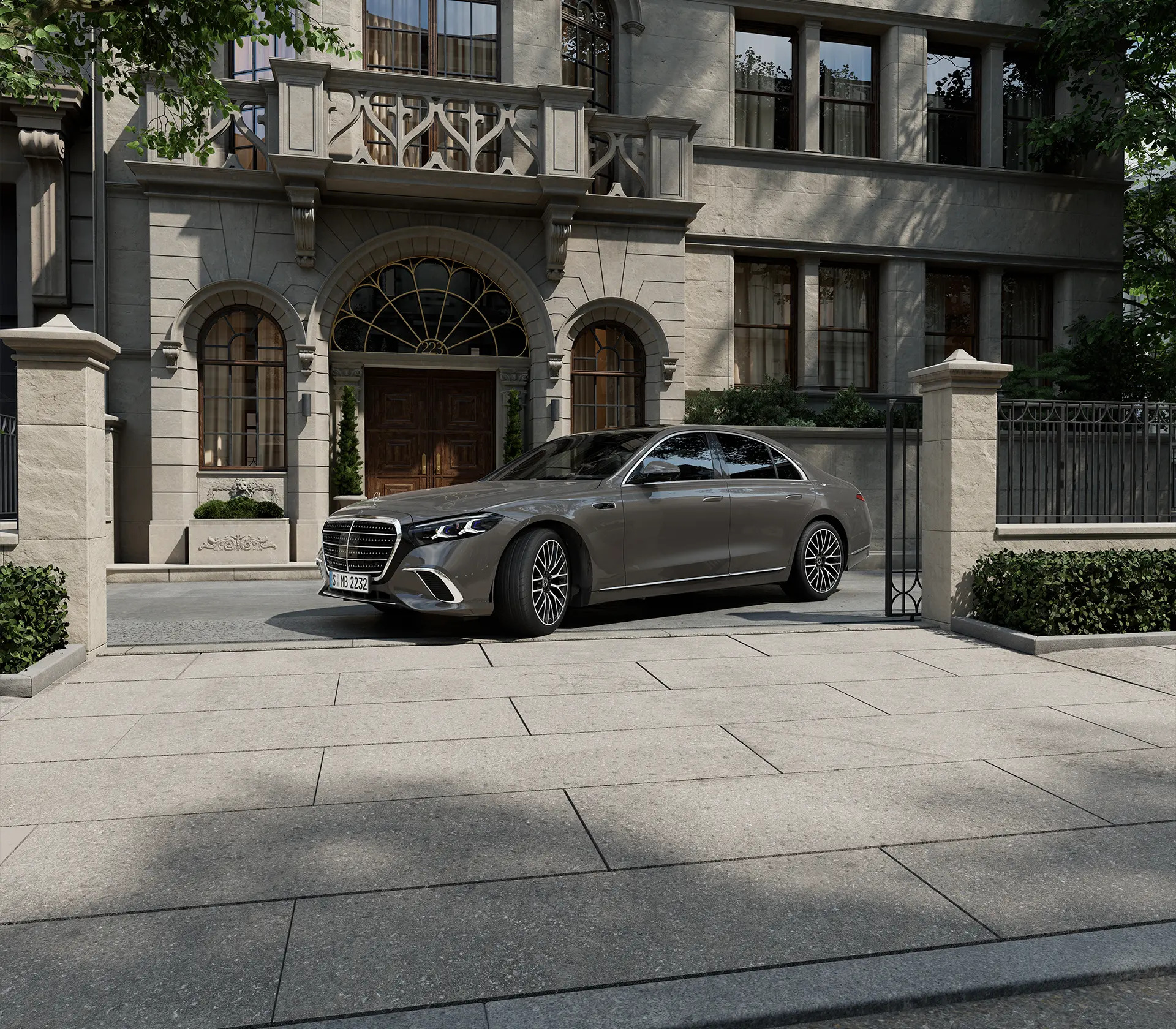 die Neue S-Klasse in grau steht seitlich in der Einfahrt vor einer Villa