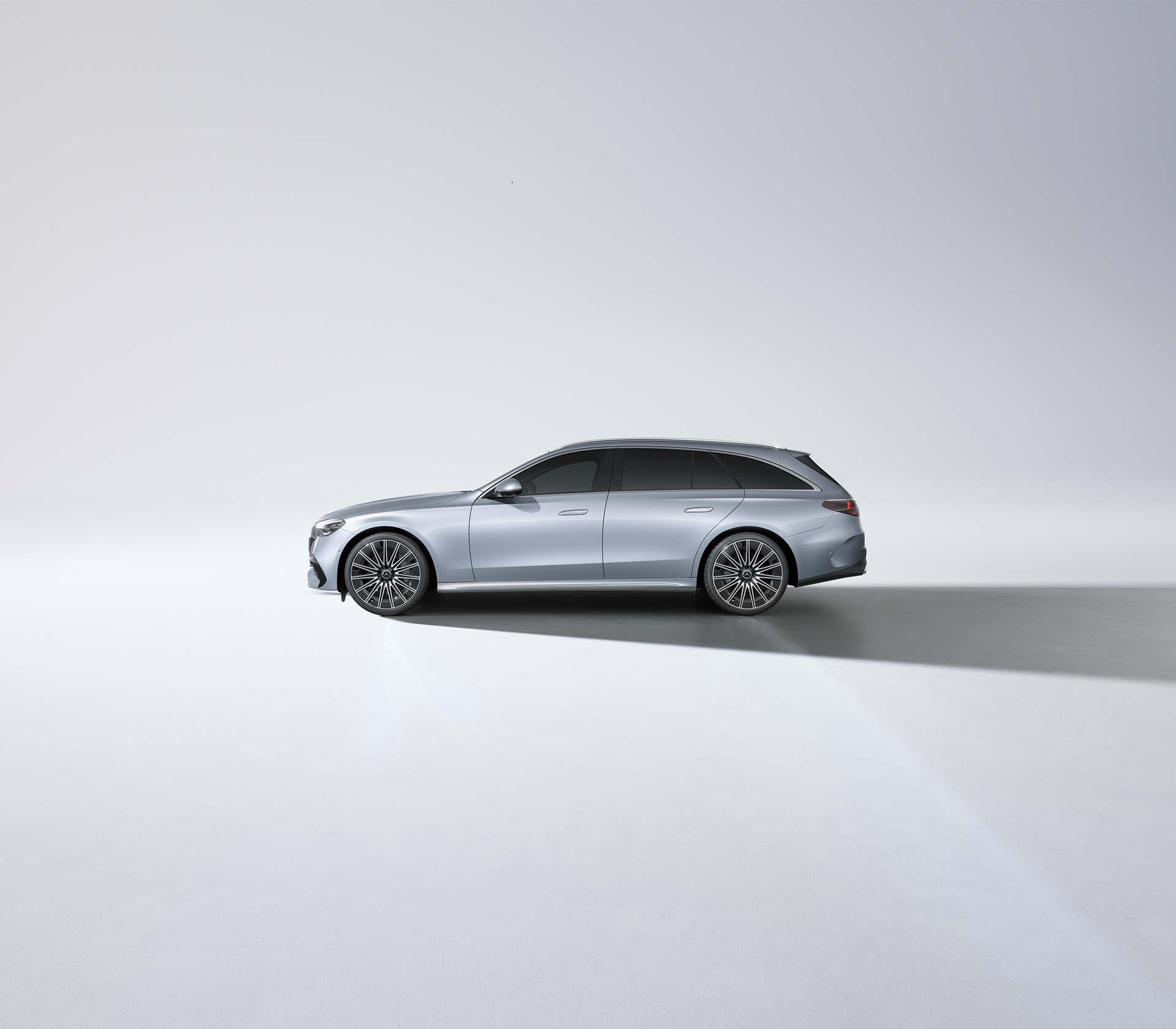Mercedes-Benz E-Klasse T-Modell in Studioumgebung in grau von der Seite