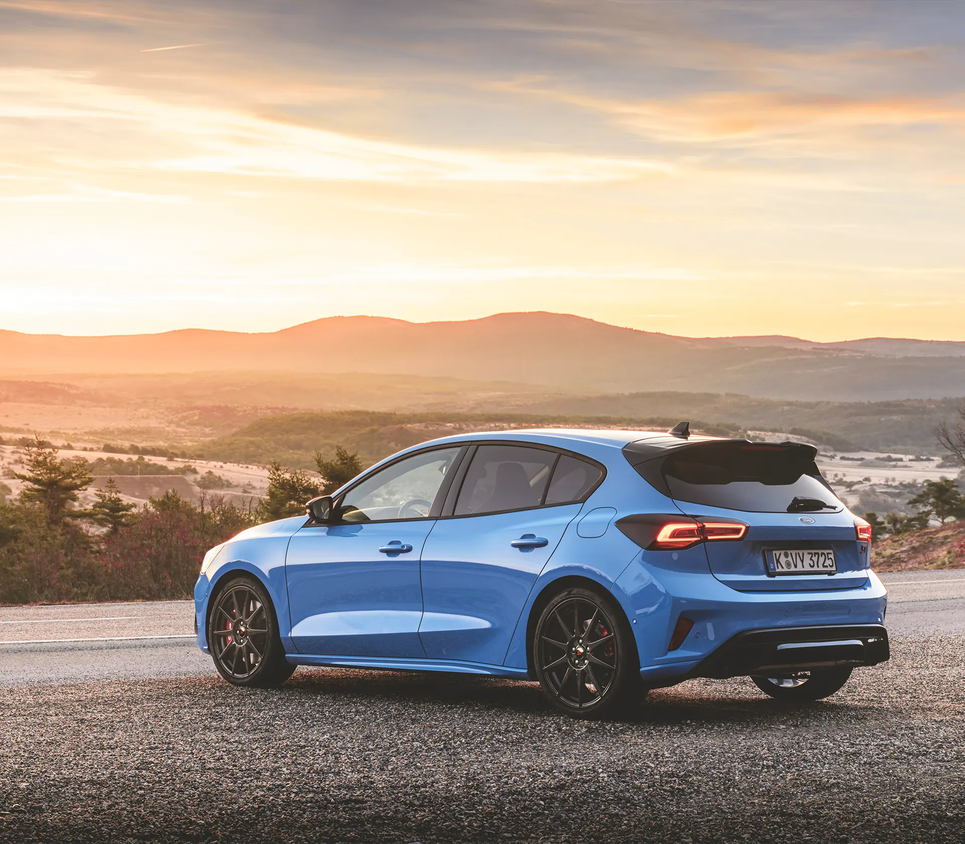 ein Focus ST von hinten vor Bergen