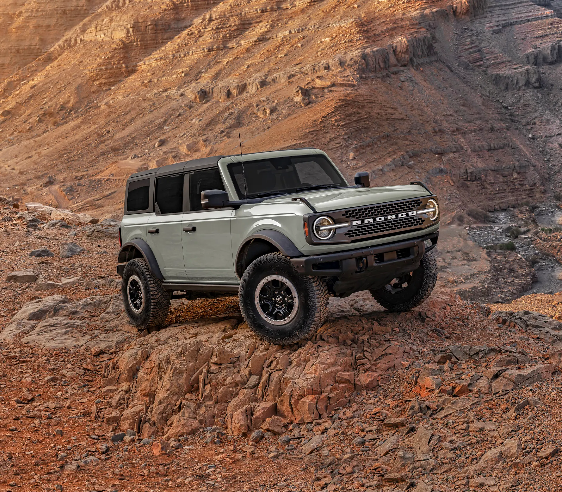 der Bronco fährt Offroad auf Felsen