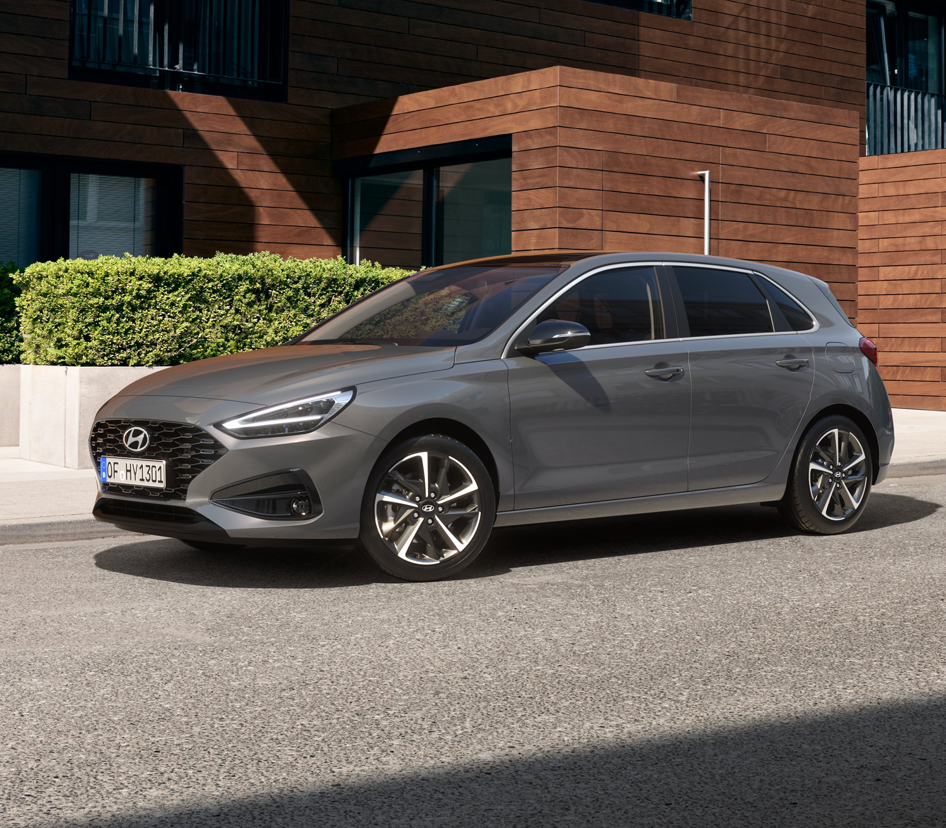 Hyundai i30 MY25 Frontansicht vor einem Haus