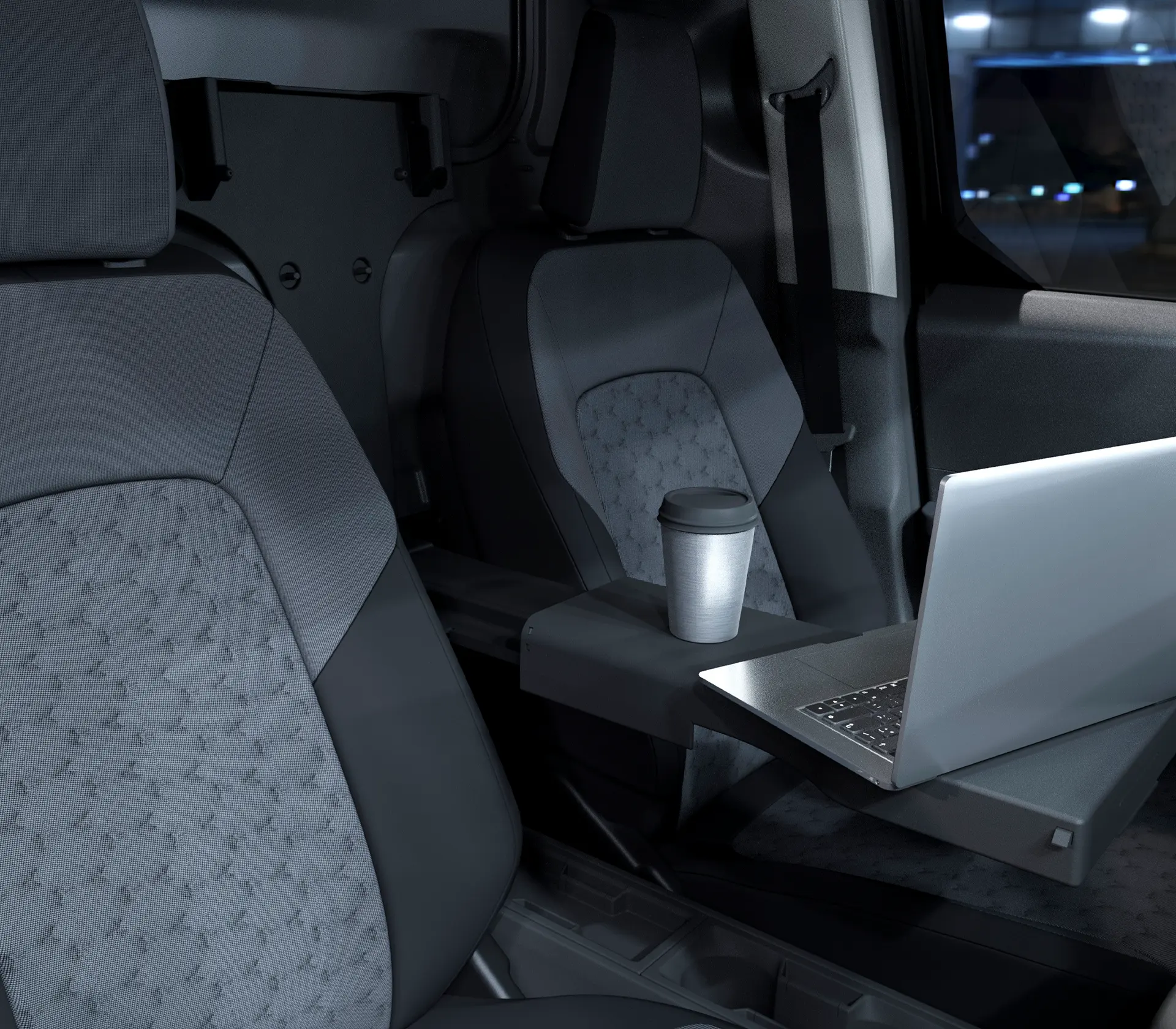 Arbeitsplatz mit Laptop im E-Transit Courier