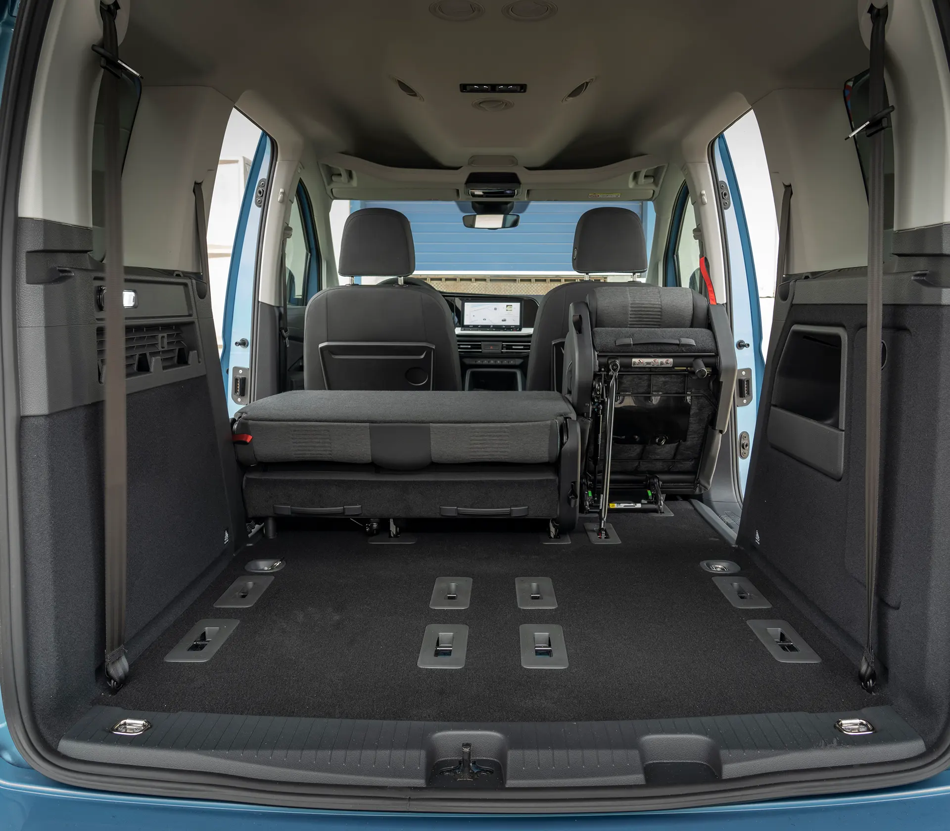 der Innenraum des Ford Tourneo-Connect mit umgeklappten und rausgebauten Sitzen