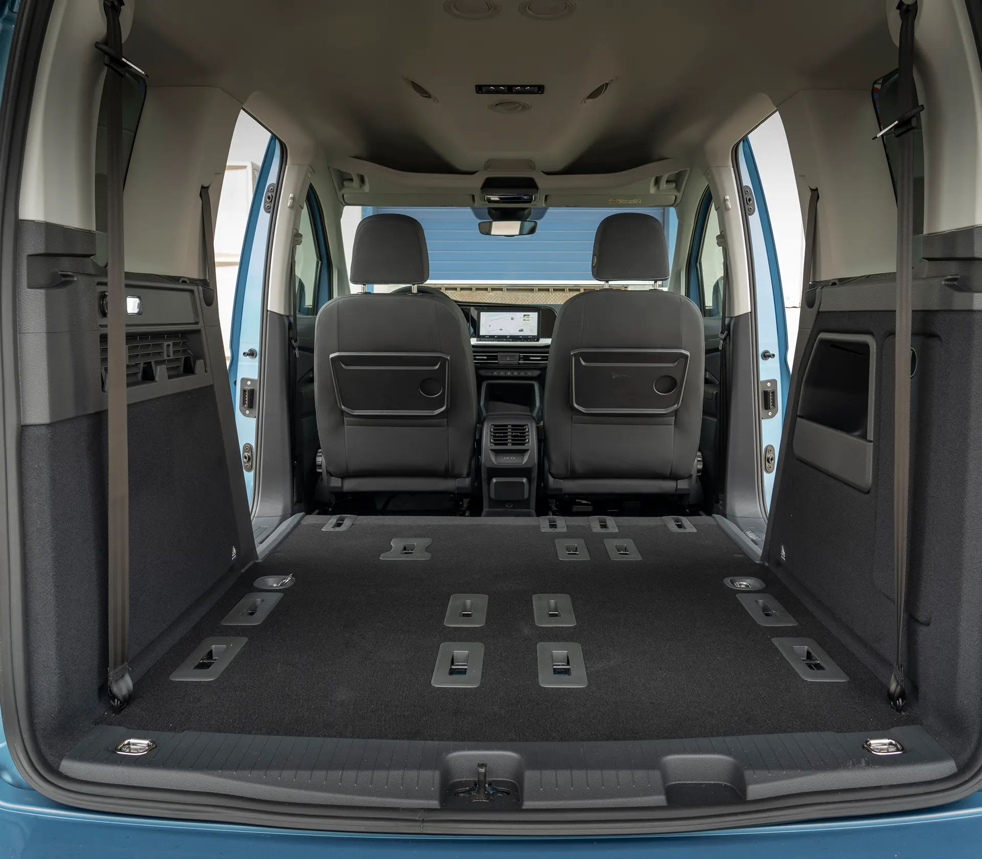 der Innenraum des Ford Tourneo-Connect mit rausgebauten Sitzen