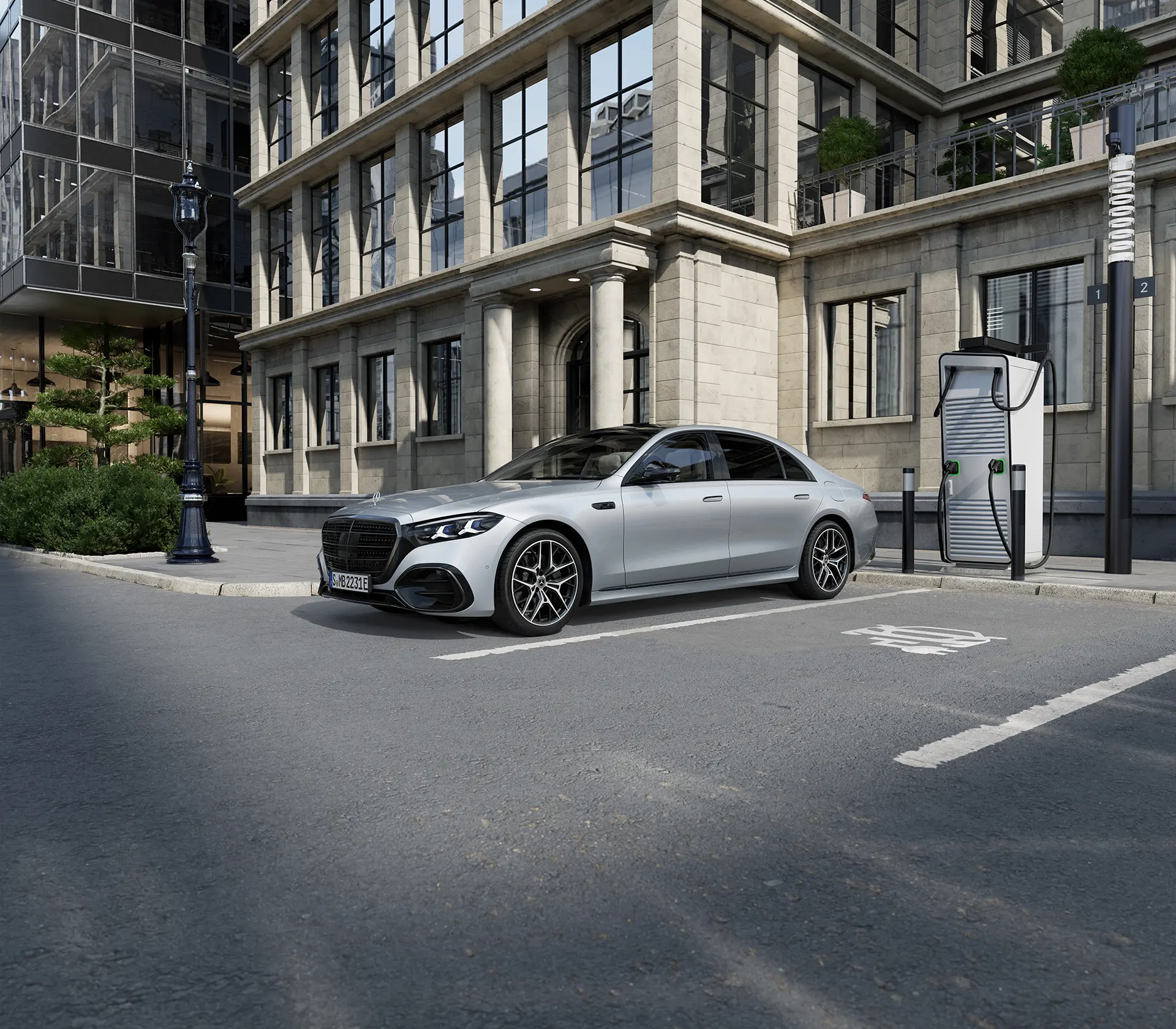 die Neue S-Klasse als Plug-in-Hybrid vor einer Ladesäule geparkt