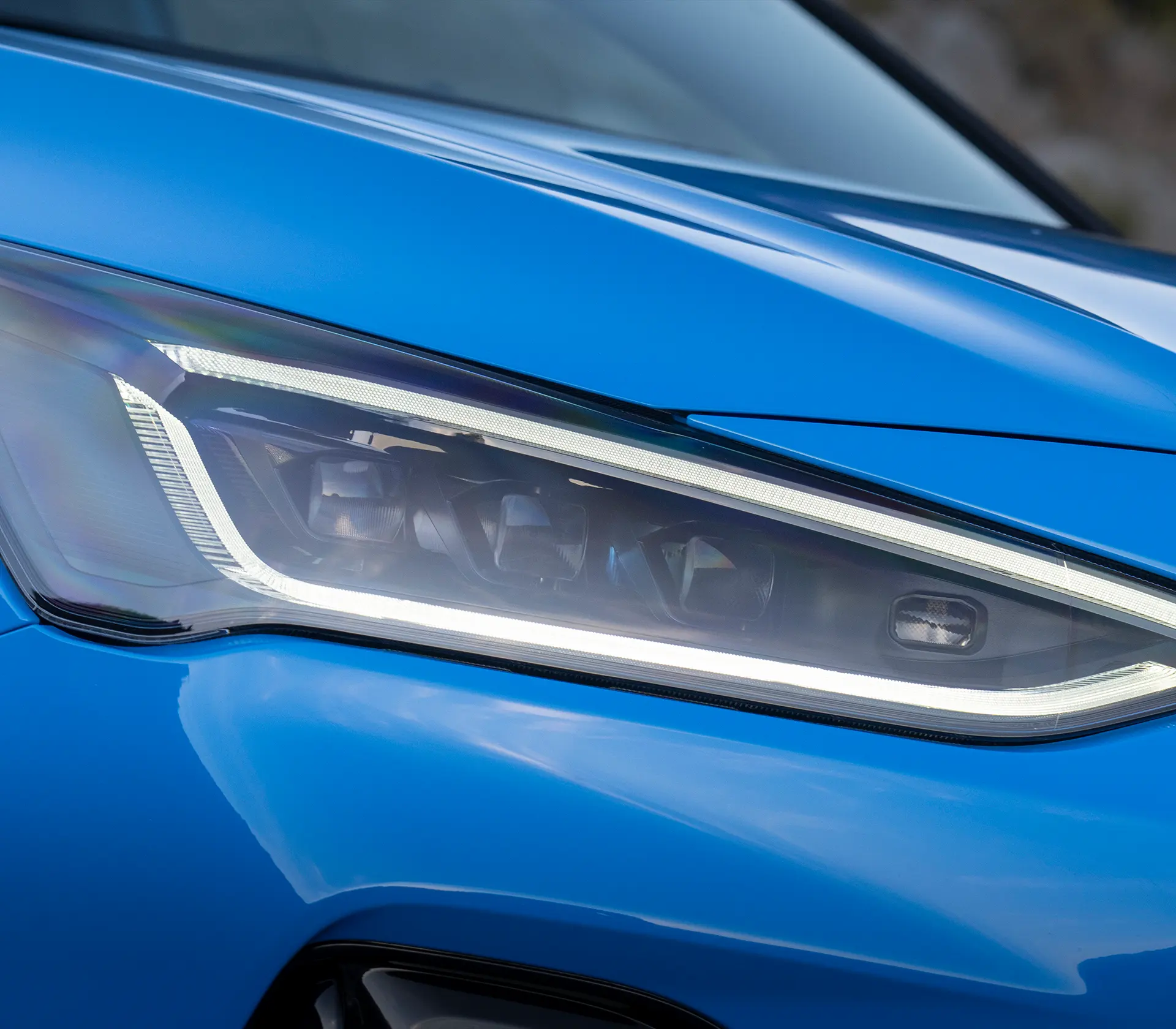 Scheinwerfer von einem blauen Focus ST