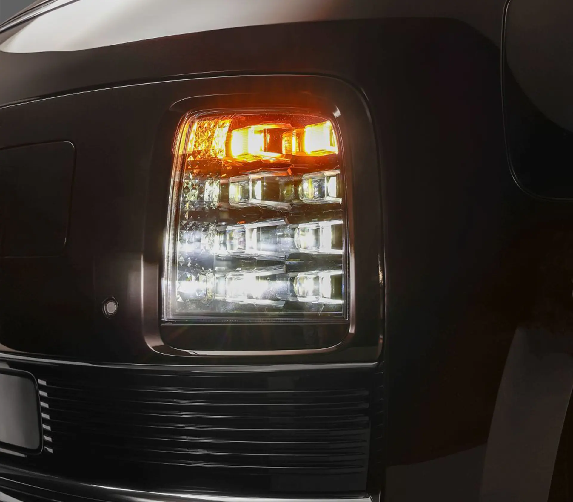 Nahaufnahme des Scheinwerfers vom Staria Elektro