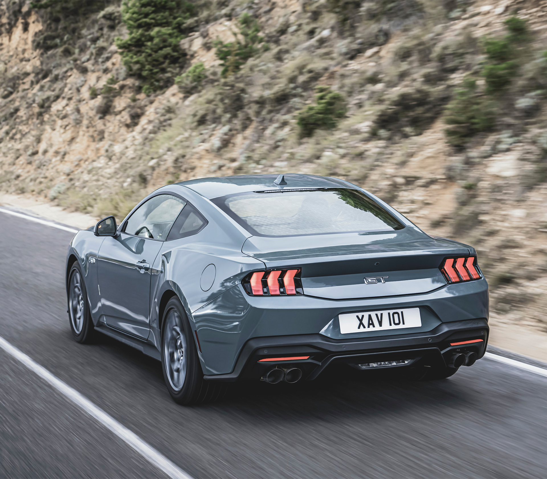 Mustang-Coupe-Hinten-Fahrt