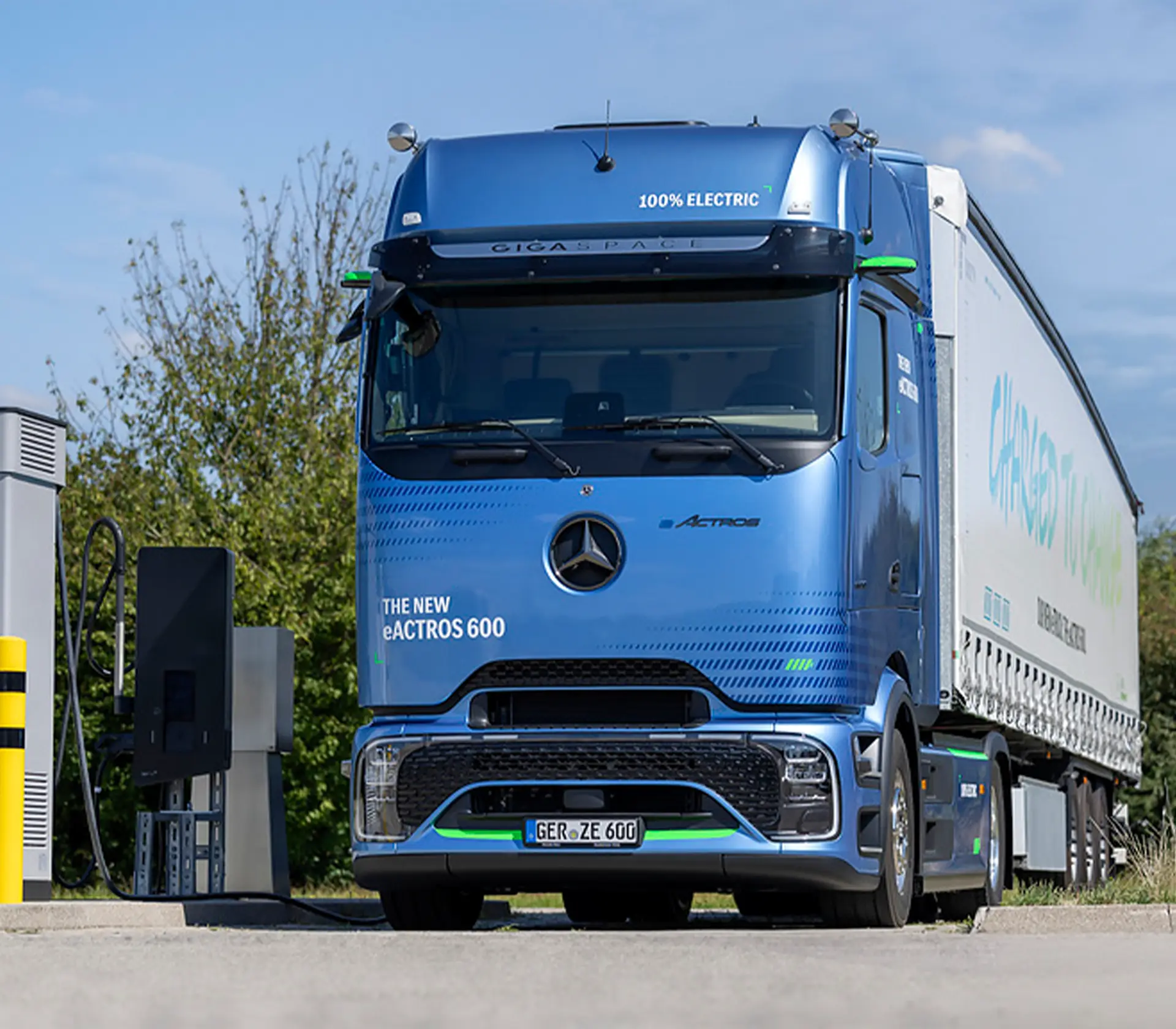 eActros 600 bei einer Ladestation