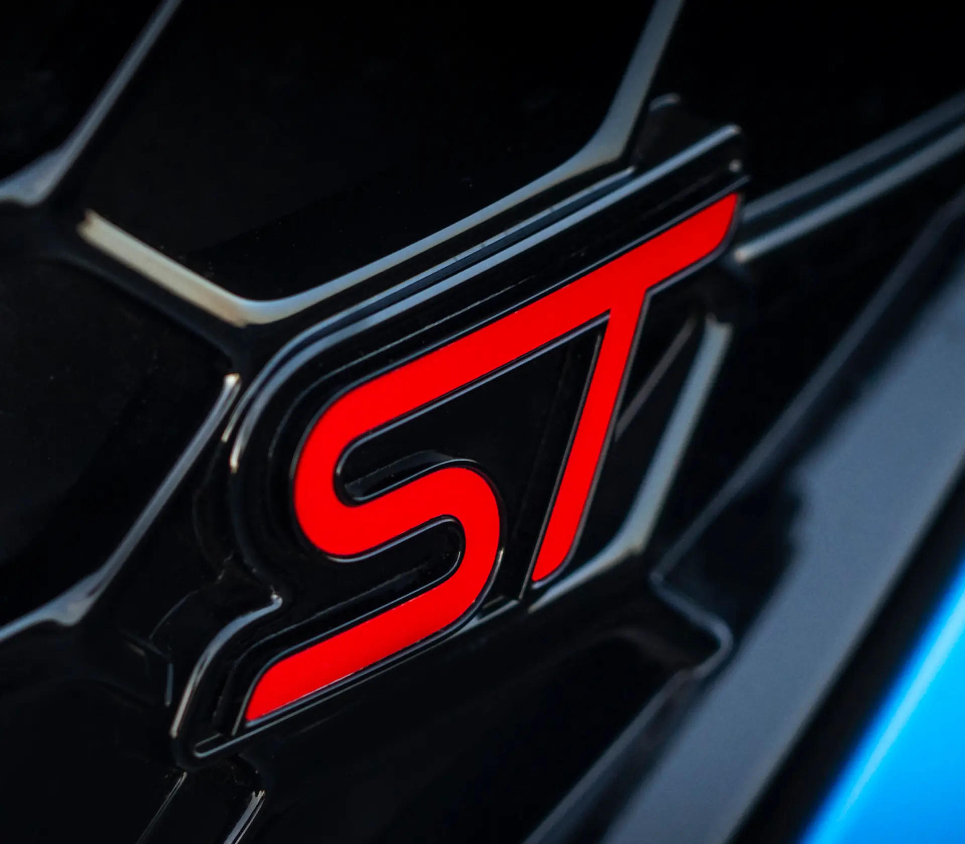 eine Nahaufnahme des ST Logos beim Kühlergrill vom Focus ST