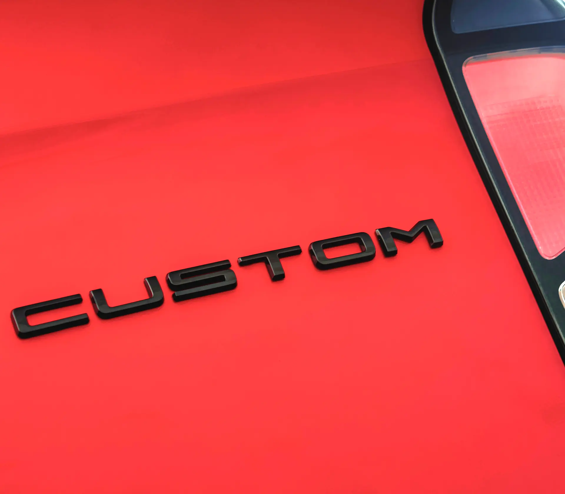 Detailaufnahme vom Custom Logo bei Transit Custom