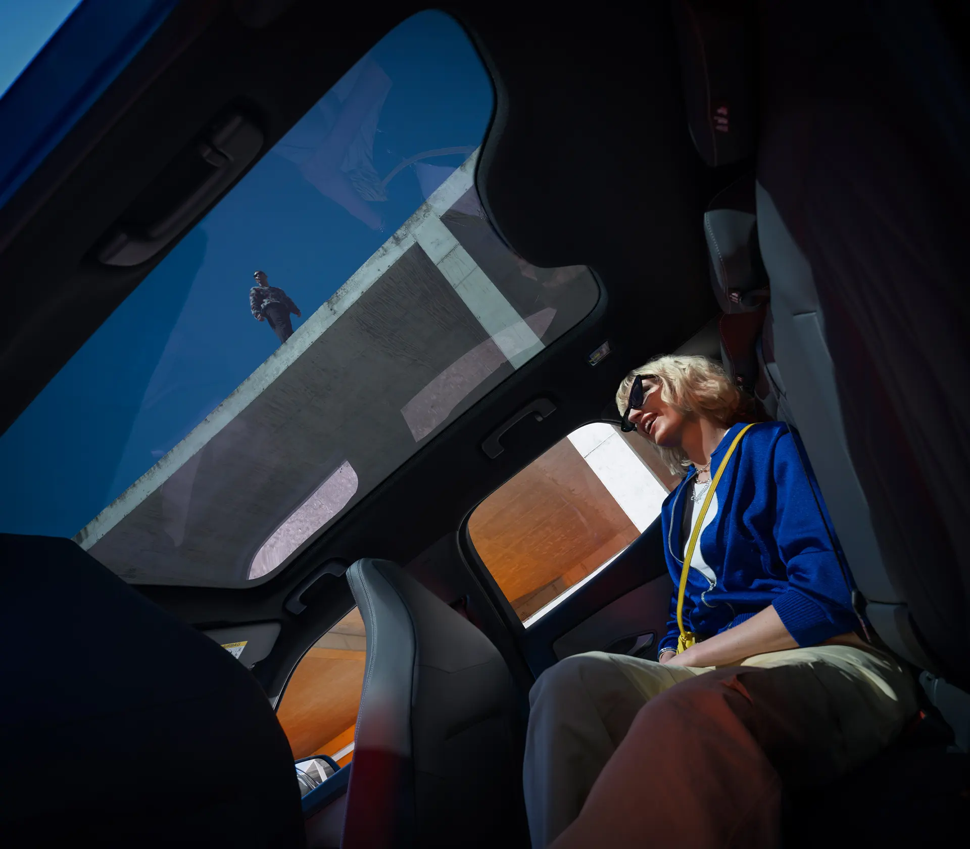 Frau sitzt hinten auf der Rückbank im Capri