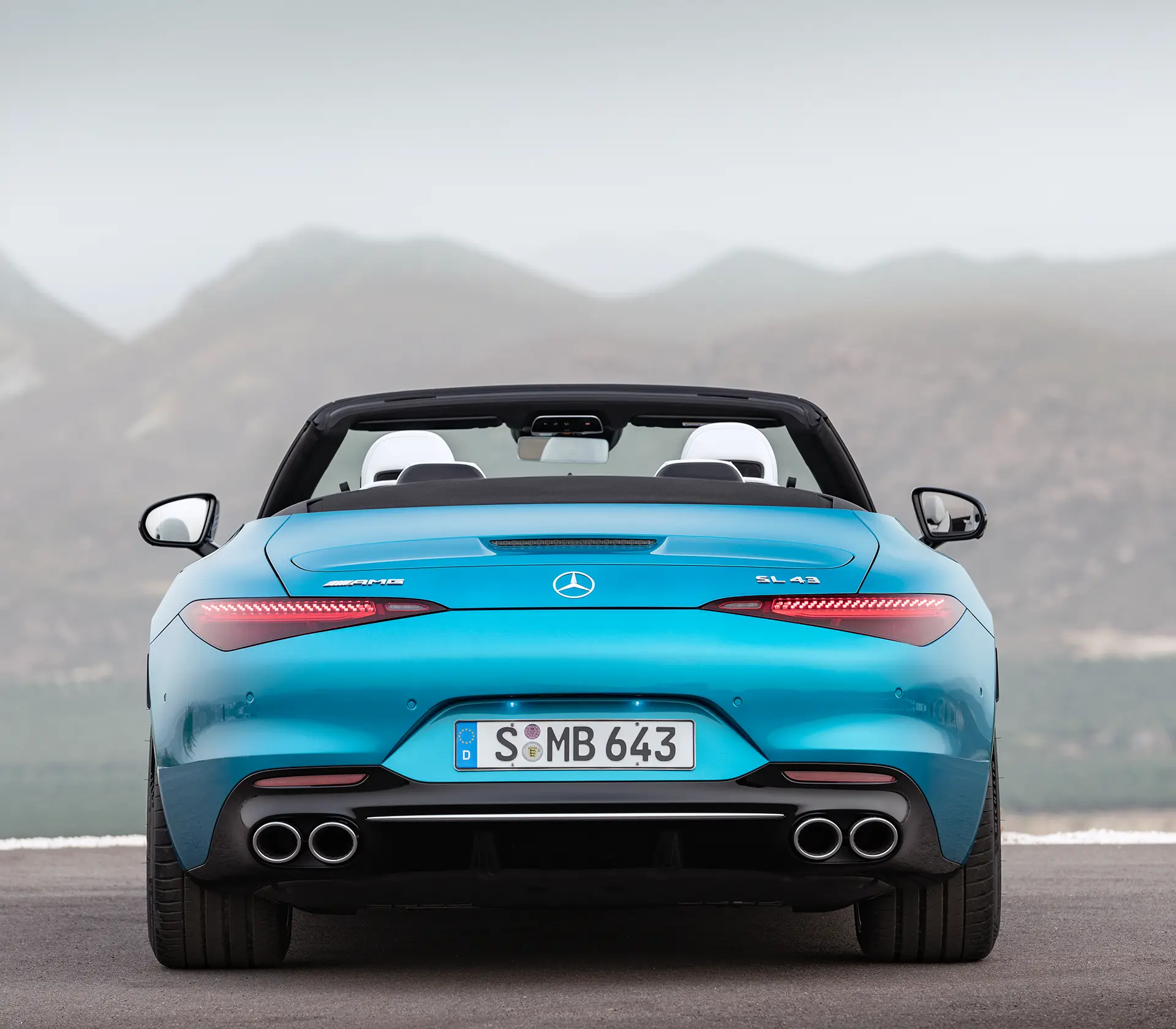 Mercedes-AMG SL-Roadster mit offenem Dach Ansicht von Hinten