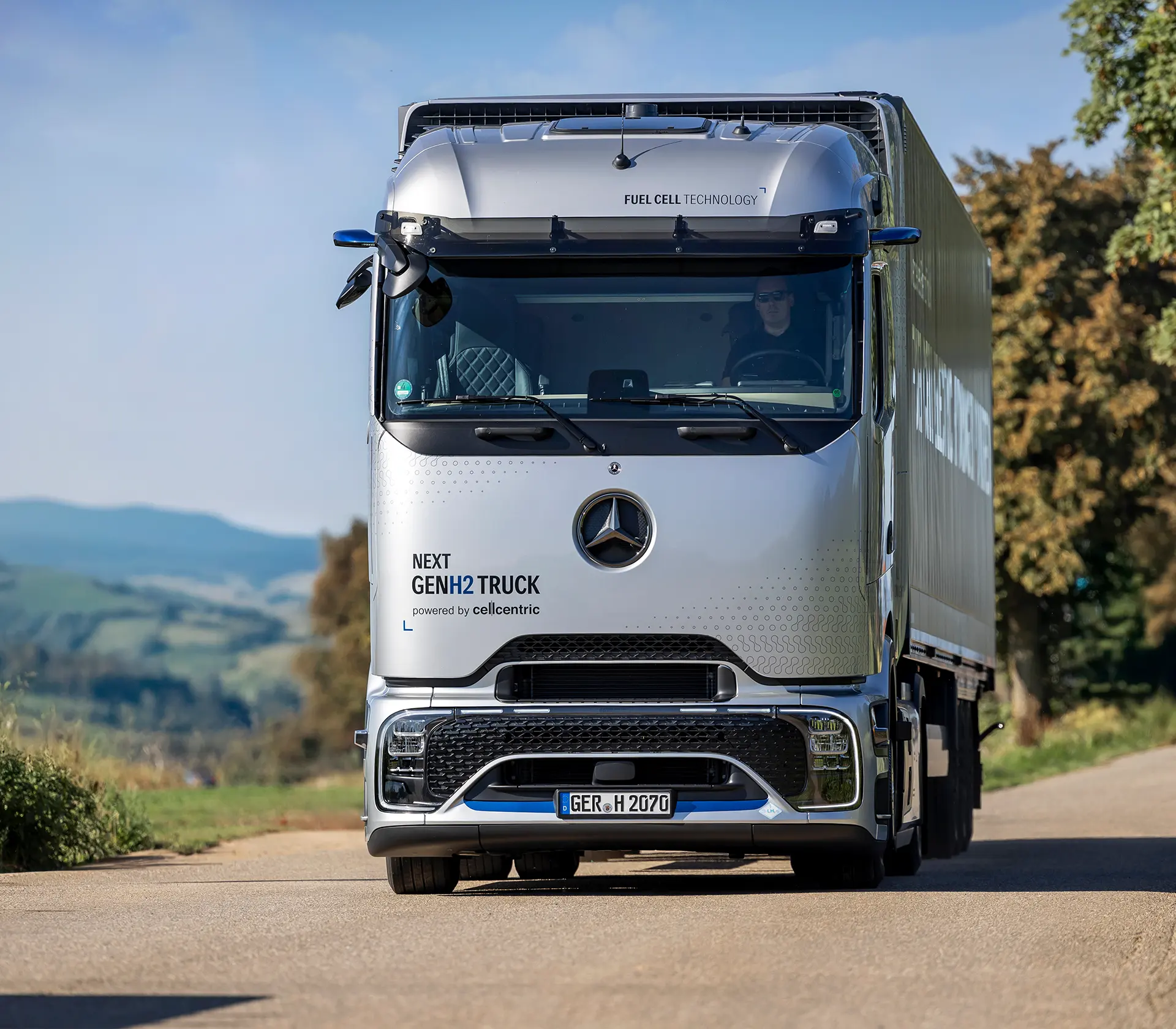 die Frontansicht auf den fahrenden  NextGenH2 Truck