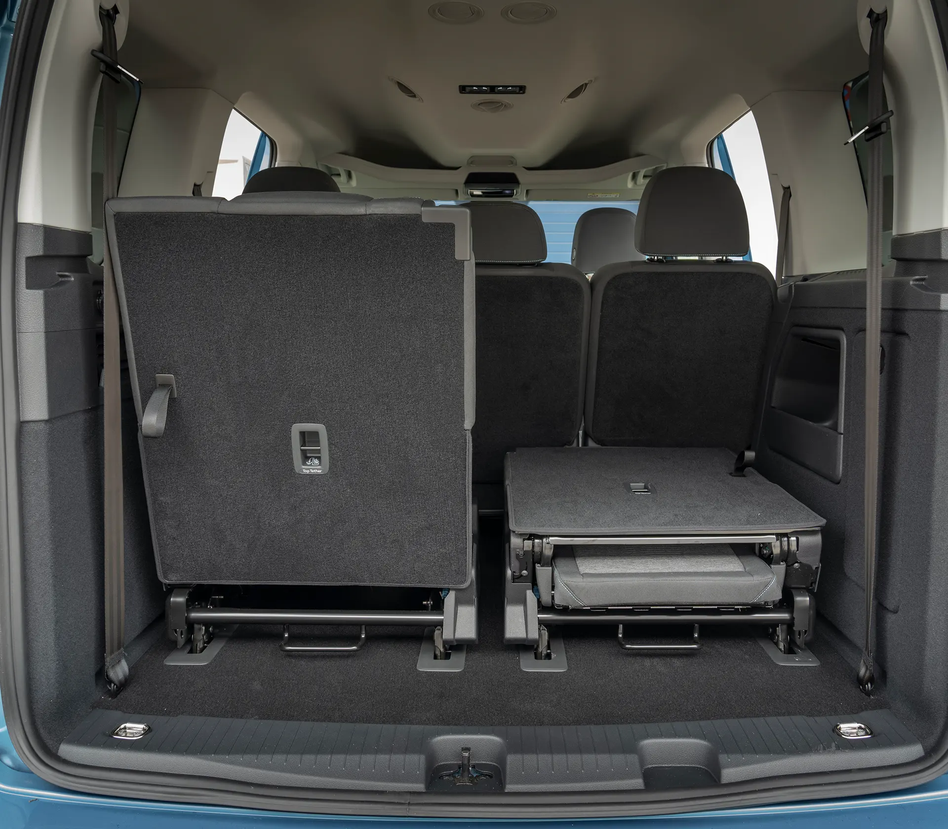 der Innenraum des Ford Tourneo-Connect mit umgeklappten Sitz