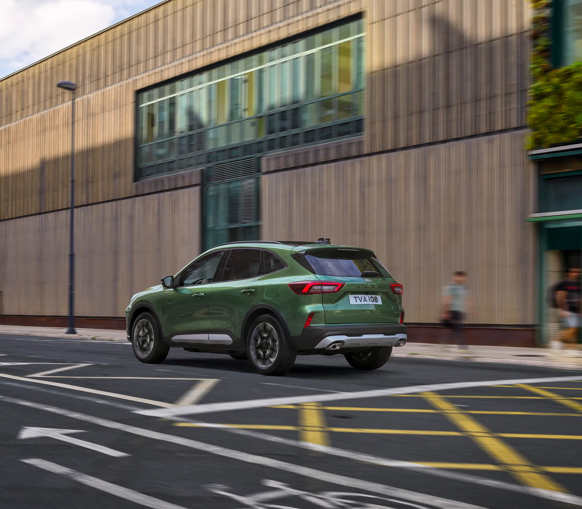 grüner Kuga fährt durch die Innenstadt